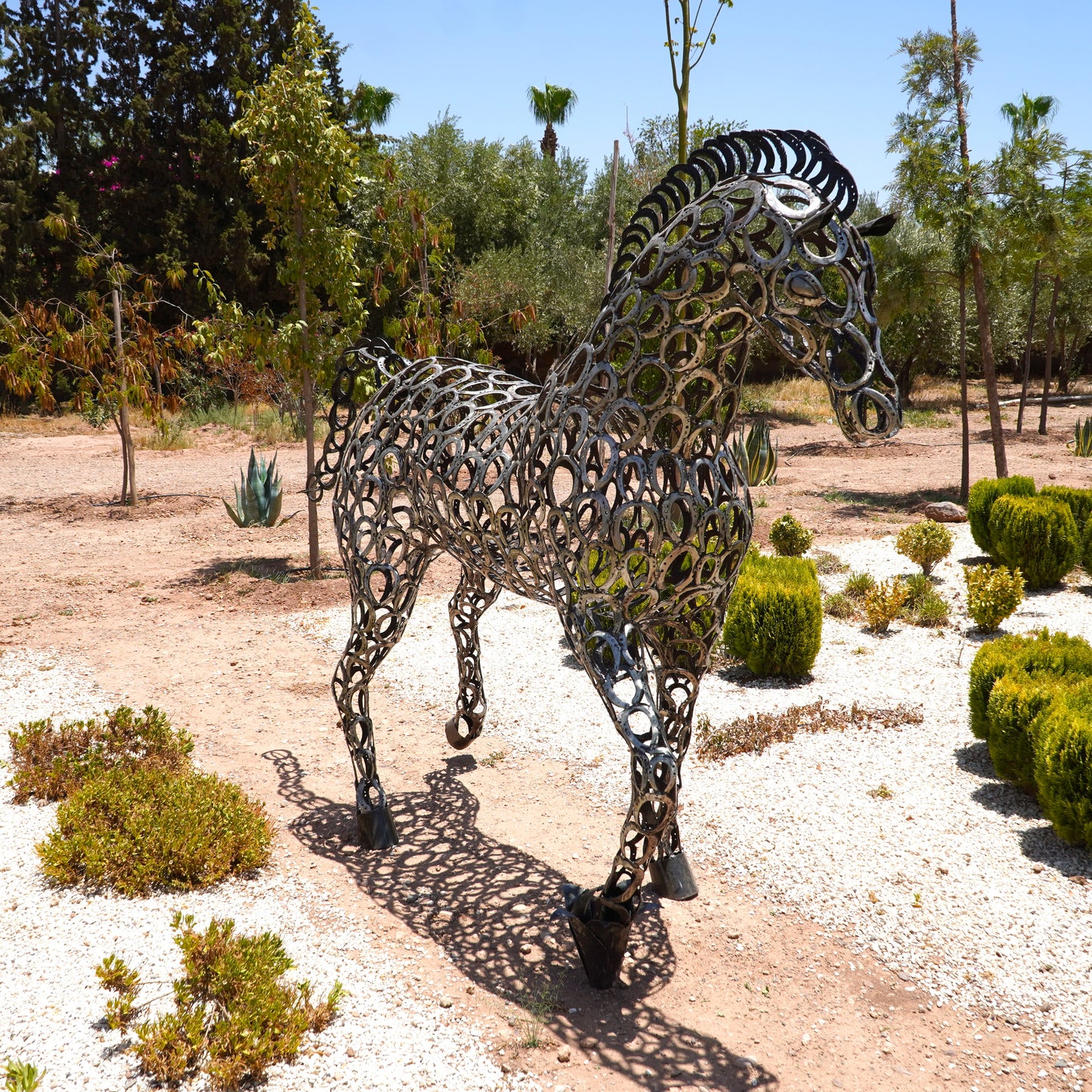 Sculpture en metal , cheval de metal, cheval mécanique, cheval mecanique, tete de cheval, statue cheval extérieur, statue cheval jardin, sculpture animaux, tête de cheval, sculpture cheval, statue cheval, cheval cabré, statue cheval, cheval cabre, sculpture cheval, statue equestre, , cheval en bronze, decoration cheval, sculpture metal, deco jardin metal, deco jardin, décoration fer forgé extérieur, decoration exterieur, sculpture metal jardin.