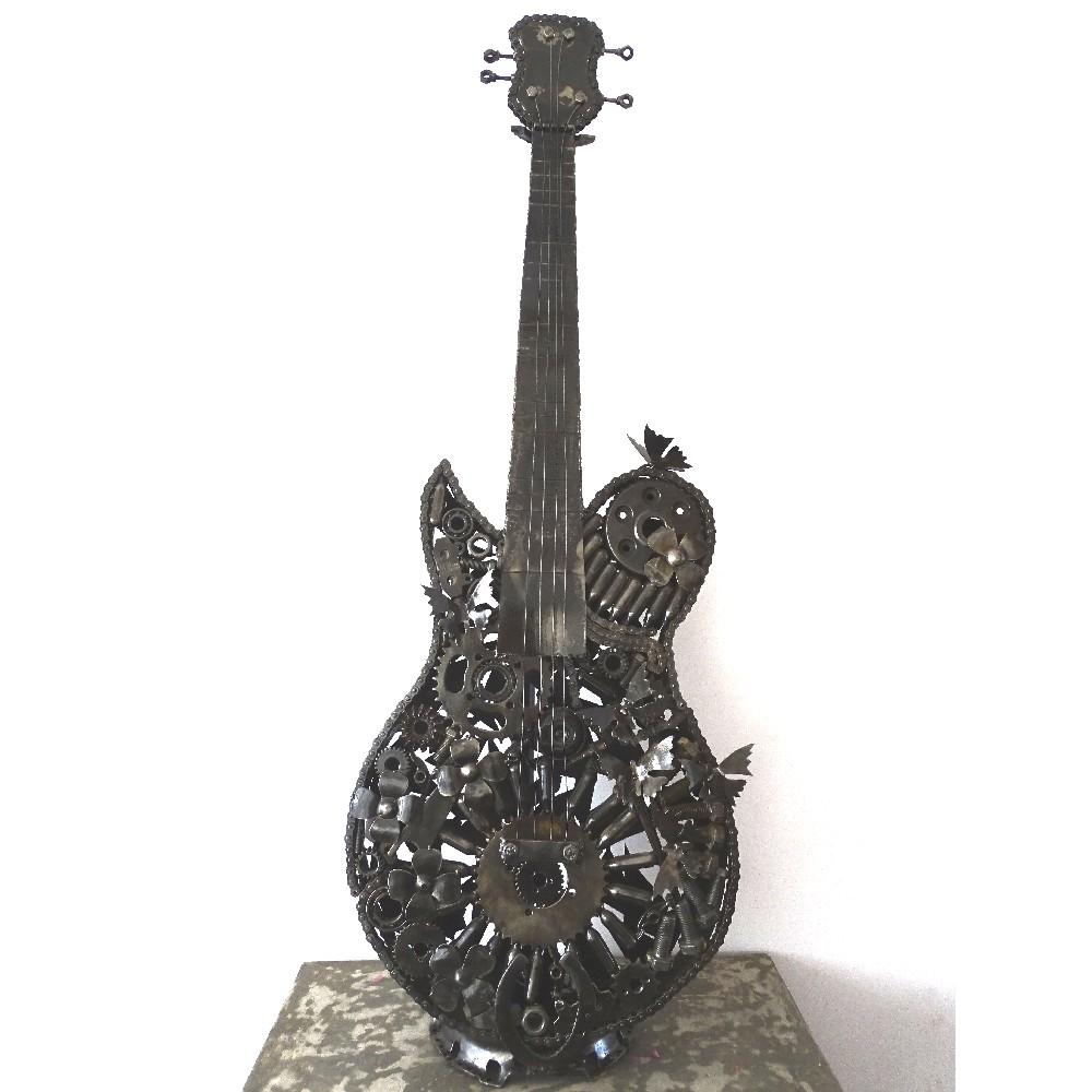 Sculpture en metal, guitare en metal, guitare en métal, guitare métallique, guitare déco, guitare mur deco, guitare mur, guitare decorative, guitare décoration murale, guitare décoration, decoration guitare, guitare pour metal, guitare métal, guitar metal, guitare electrique metal, deco guitare murale, deco guitare.