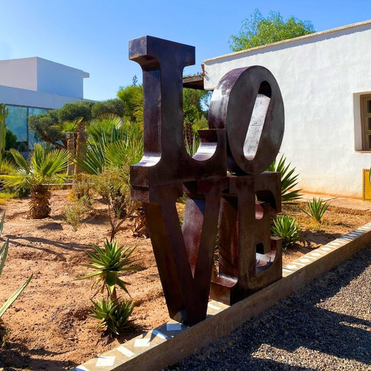 Sculpture LOVE en Métal Oxydé