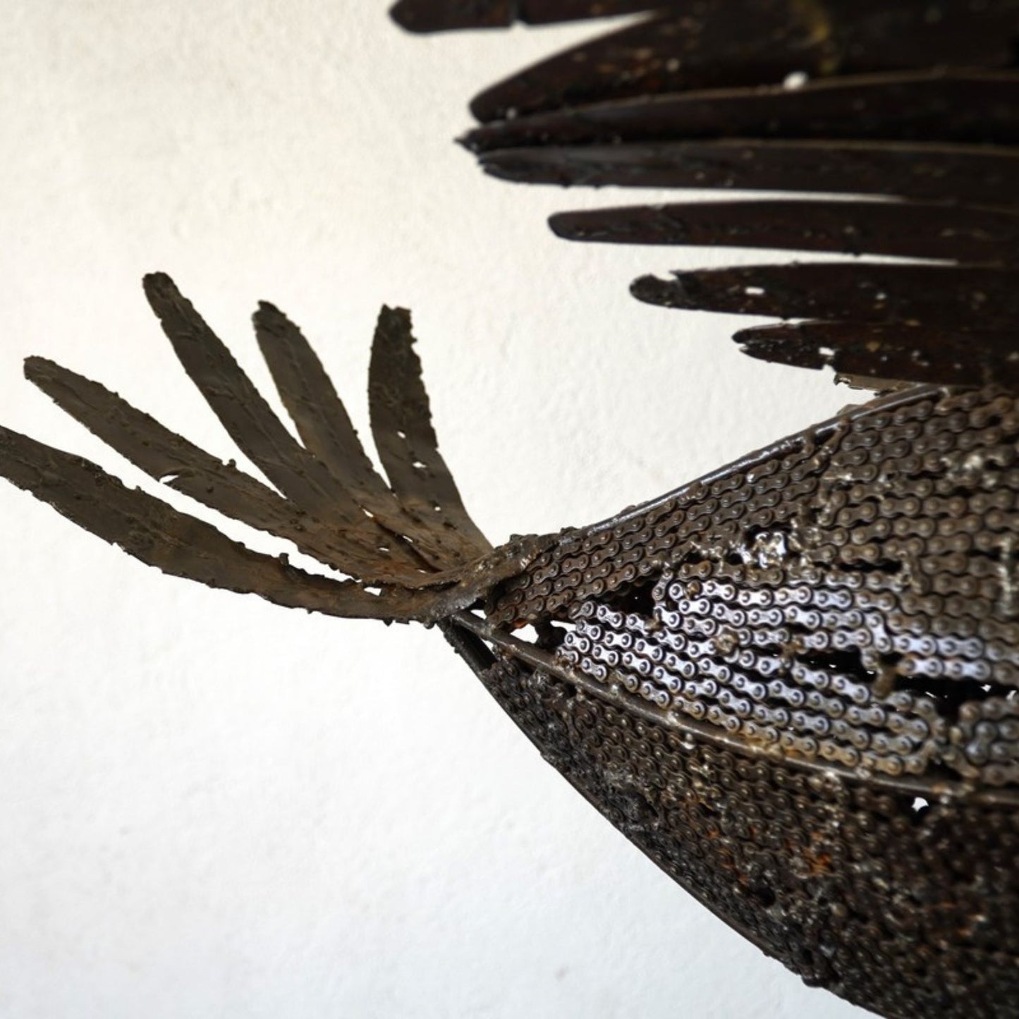 sculpture aigle métal recyclé, statue aigle décoration jardin, aigle en métal pour extérieur, art animalier en métal recyclé, aigle en fer forgé déco, sculpture murale aigle métal, aigle géant métal artisanat, œuvre contemporaine aigle recyclé, aigle décoratif style industriel, art écologique métal recyclé, sculpture aigle fait main, décoration extérieure avec aigle, sculpture monumentale en métal.