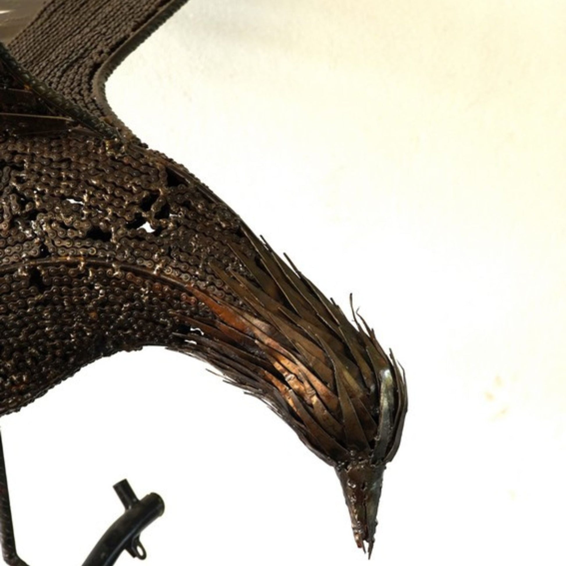 sculpture aigle métal recyclé, statue aigle décoration jardin, aigle en métal pour extérieur, art animalier en métal recyclé, aigle en fer forgé déco, sculpture murale aigle métal, aigle géant métal artisanat, œuvre contemporaine aigle recyclé, aigle décoratif style industriel, art écologique métal recyclé, sculpture aigle fait main, décoration extérieure avec aigle, sculpture monumentale en métal.