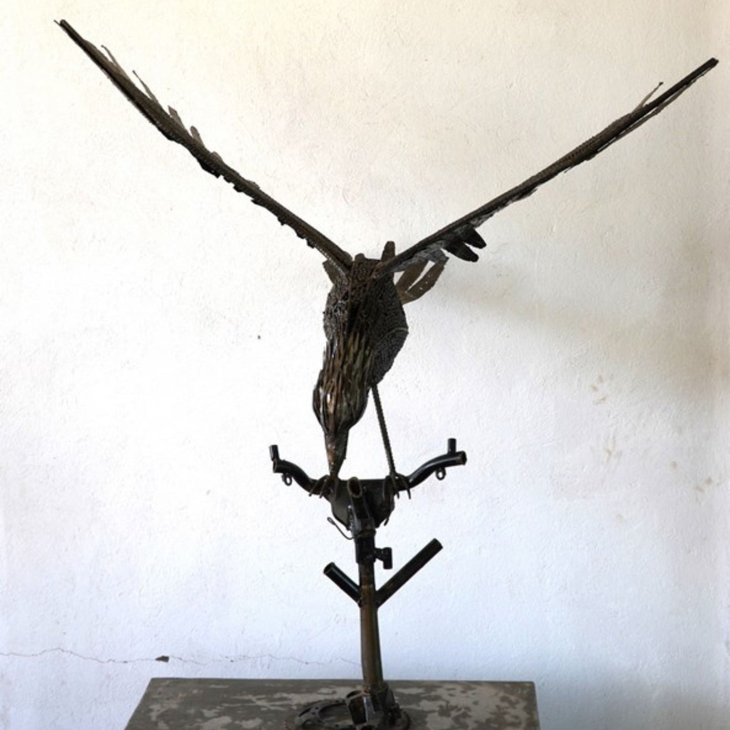 sculpture aigle métal recyclé, statue aigle décoration jardin, aigle en métal pour extérieur, art animalier en métal recyclé, aigle en fer forgé déco, sculpture murale aigle métal, aigle géant métal artisanat, œuvre contemporaine aigle recyclé, aigle décoratif style industriel, art écologique métal recyclé, sculpture aigle fait main, décoration extérieure avec aigle, sculpture monumentale en métal.