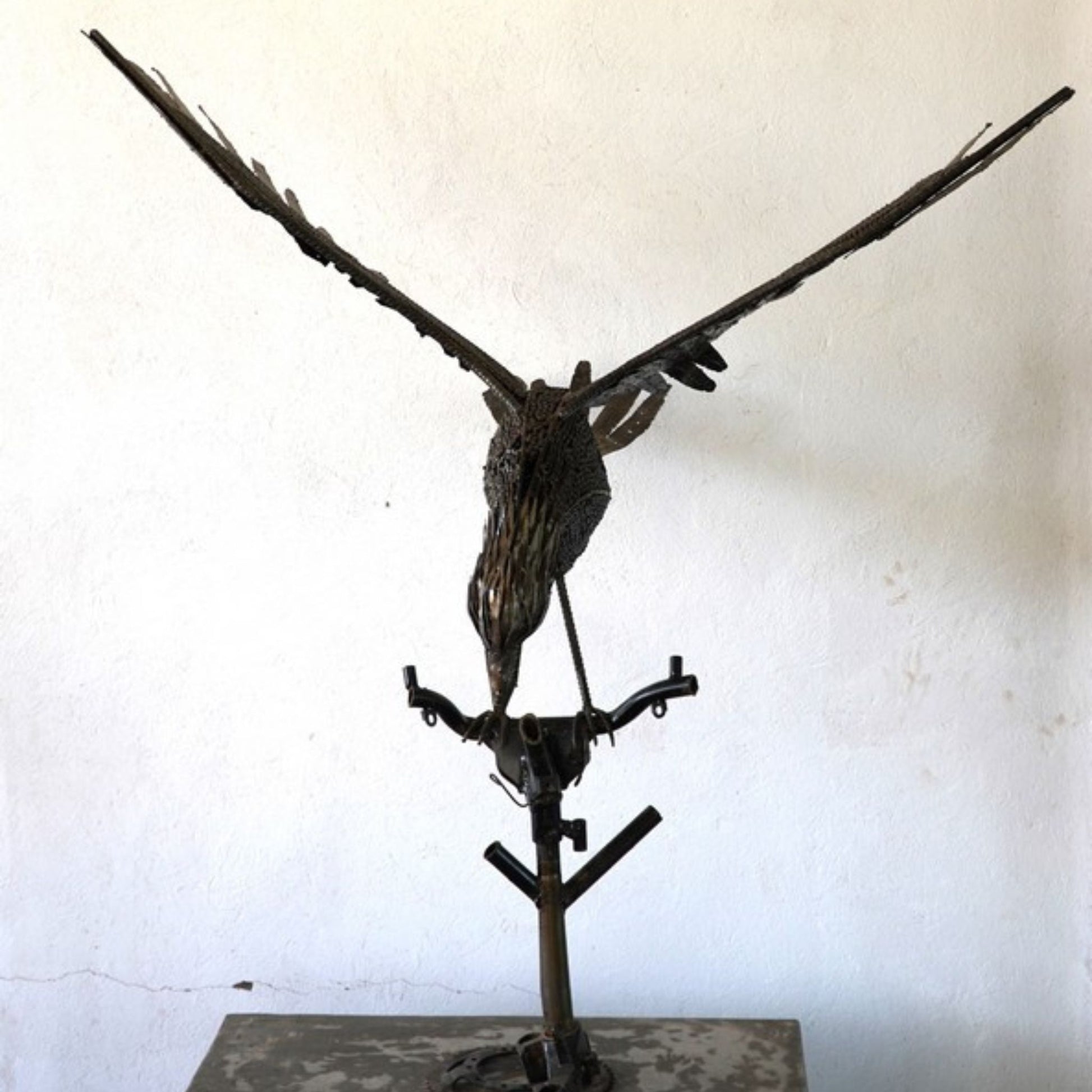sculpture aigle métal recyclé, statue aigle décoration jardin, aigle en métal pour extérieur, art animalier en métal recyclé, aigle en fer forgé déco, sculpture murale aigle métal, aigle géant métal artisanat, œuvre contemporaine aigle recyclé, aigle décoratif style industriel, art écologique métal recyclé, sculpture aigle fait main, décoration extérieure avec aigle, sculpture monumentale en métal.