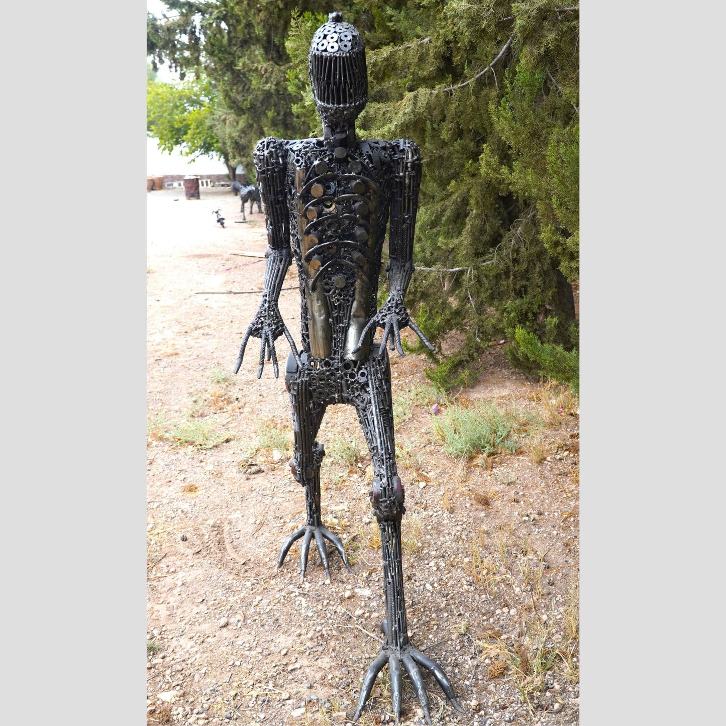 sculpture alien métal recyclé, statue alien déco contemporaine, art extraterrestre métal, alien en fer forgé, œuvre futuriste recyclée, décoration originale métal recyclé, sculpture extraterrestre artisanale, art recyclé design alien, décoration intérieure alien, sculpture métallique science-fiction, alien fait main métal, art écologique extraterrestre, sculpture futuriste recyclée.