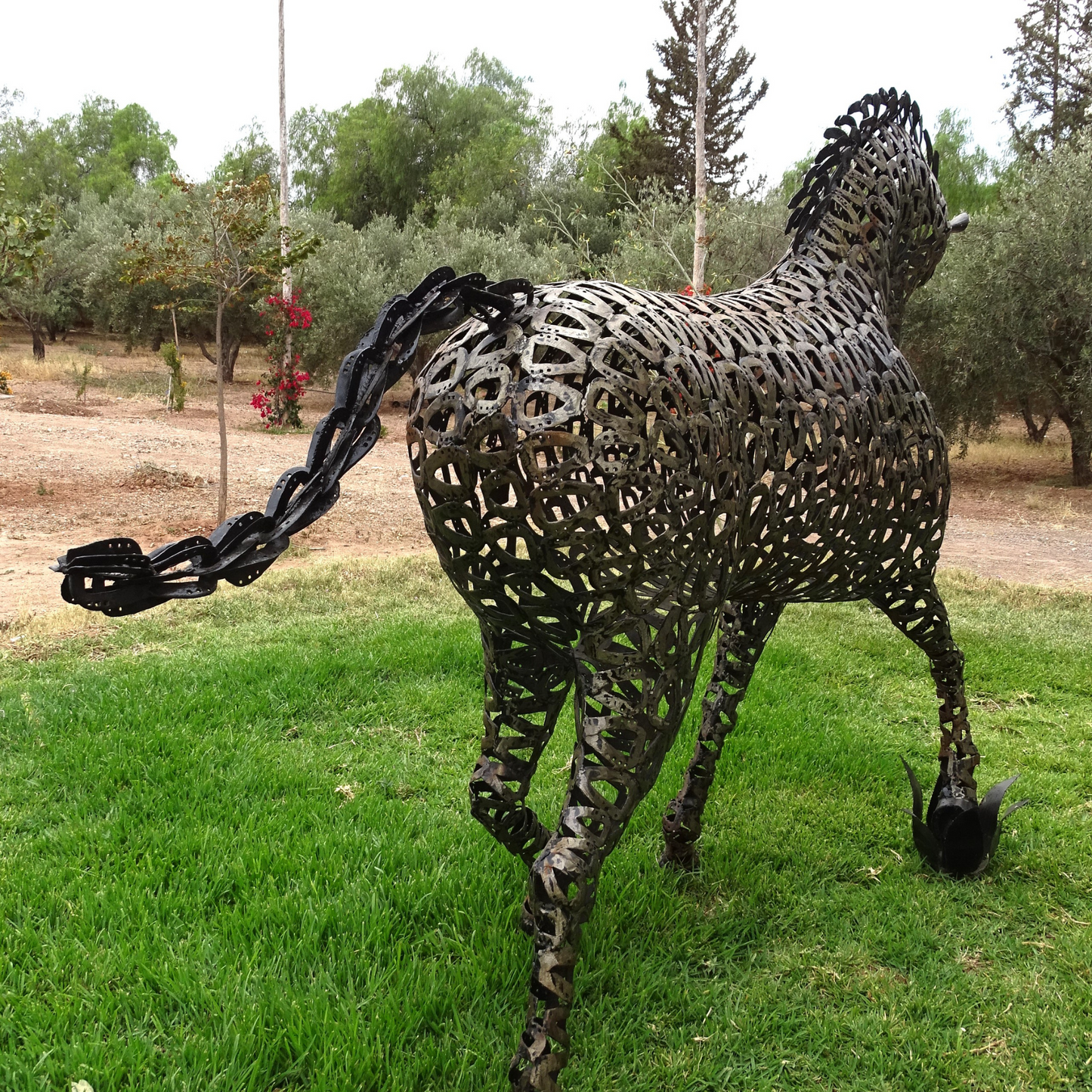 Sculpture en metal , cheval de metal, cheval mécanique, cheval mecanique, tete de cheval, statue cheval extérieur, statue cheval jardin, sculpture animaux, tête de cheval, sculpture cheval, statue cheval, cheval cabré, statue cheval, cheval cabre, sculpture cheval, cheval de metal, statue equestre, , cheval en bronze, decoration cheval, sculpture metal, deco jardin metal, deco jardin, décoration fer forgé extérieur, decoration exterieur, sculpture metal jardin.