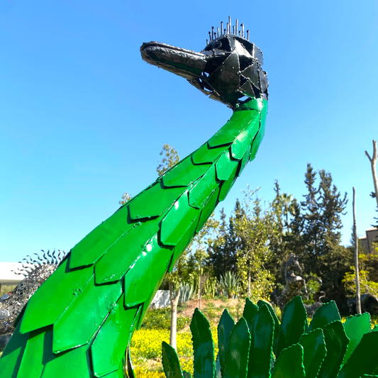 Détail du cou sculpture autruche en métal recyclé montrant les textures et soudures artisanales