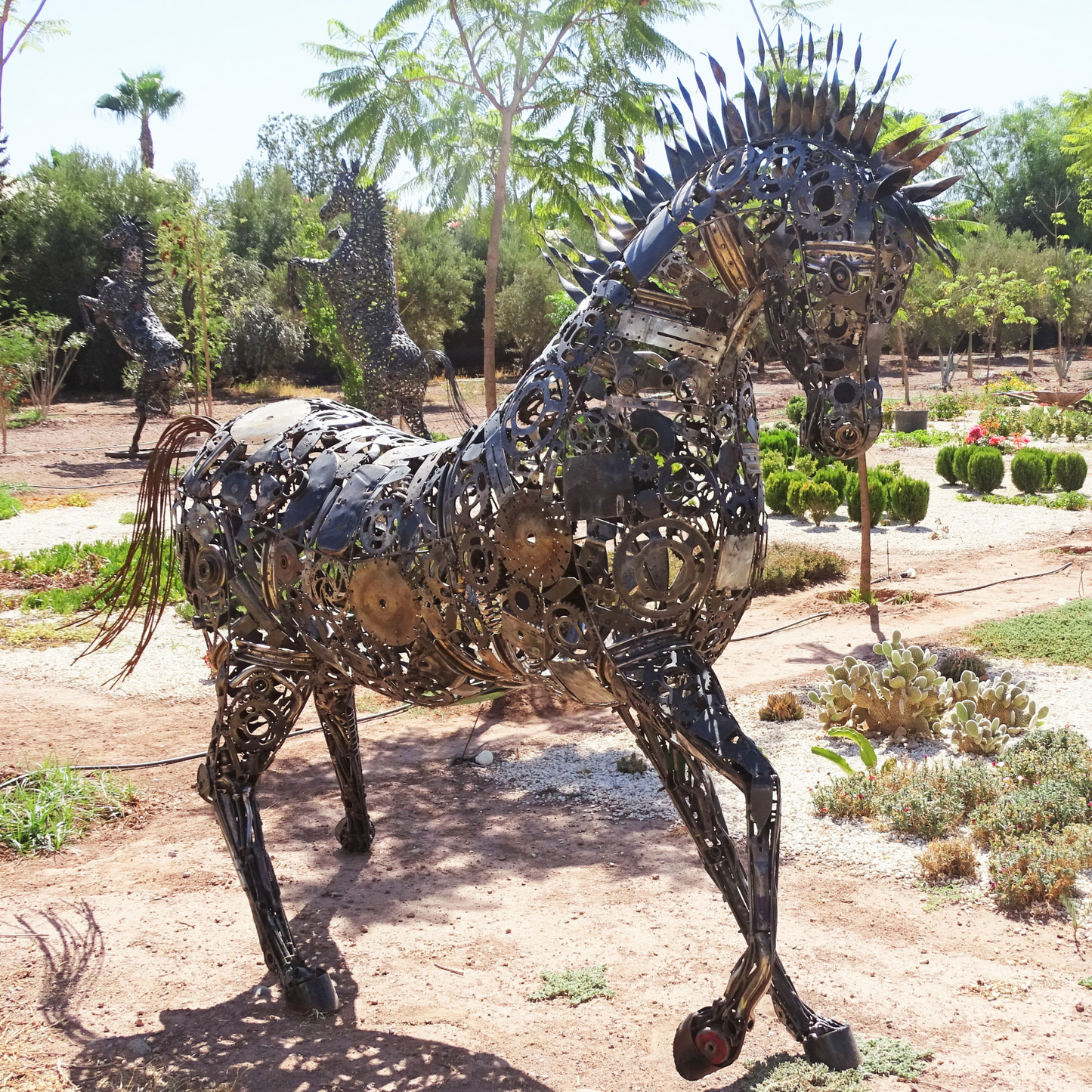 Sculpture en metal , cheval de metal, cheval mécanique, cheval mecanique, tete de cheval, statue cheval extérieur, statue cheval jardin, sculpture animaux, tête de cheval, sculpture cheval, statue cheval, cheval cabré, statue cheval, cheval cabre, sculpture cheval, statue equestre, cheval en bronze, decoration cheval, sculpture metal, deco jardin metal, deco jardin, décoration fer forgé extérieur, decoration exterieur, sculpture metal jardin.