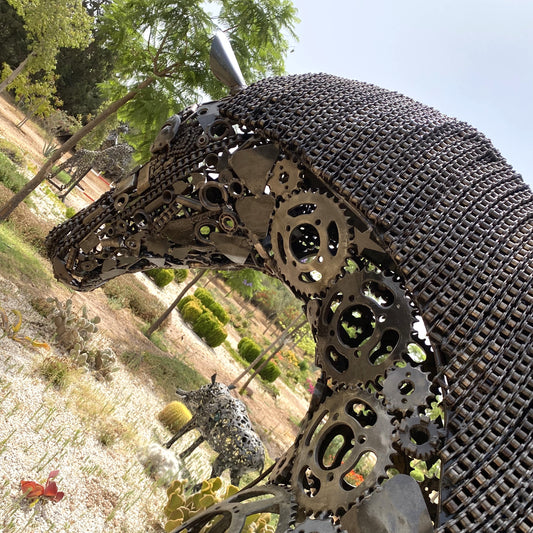 Cheval au trot en métal recyclé – H205 × L290 × l70 cm