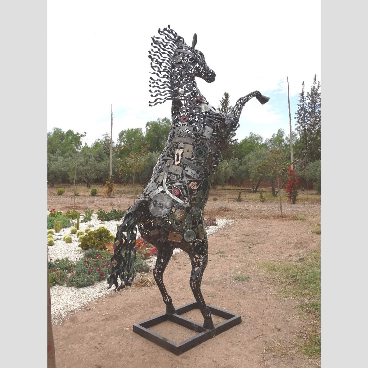 Sculpture en metal, cheval de metal, cheval mécanique, cheval mecanique, tete de cheval, statue cheval extérieur, statue cheval jardin, sculpture animaux, tête de cheval, sculpture cheval, cheval cabré, statue cheval, cheval cabre, sculpture cheval, statue equestre, cheval en bronze, decoration cheval, deco jardin metal, deco jardin, décoration fer forgé extérieur, decoration exterieur, logo cheval, cheval cabré ferrari, sculpture métal recyclé, sculpture art, sculpture en fer soudé.