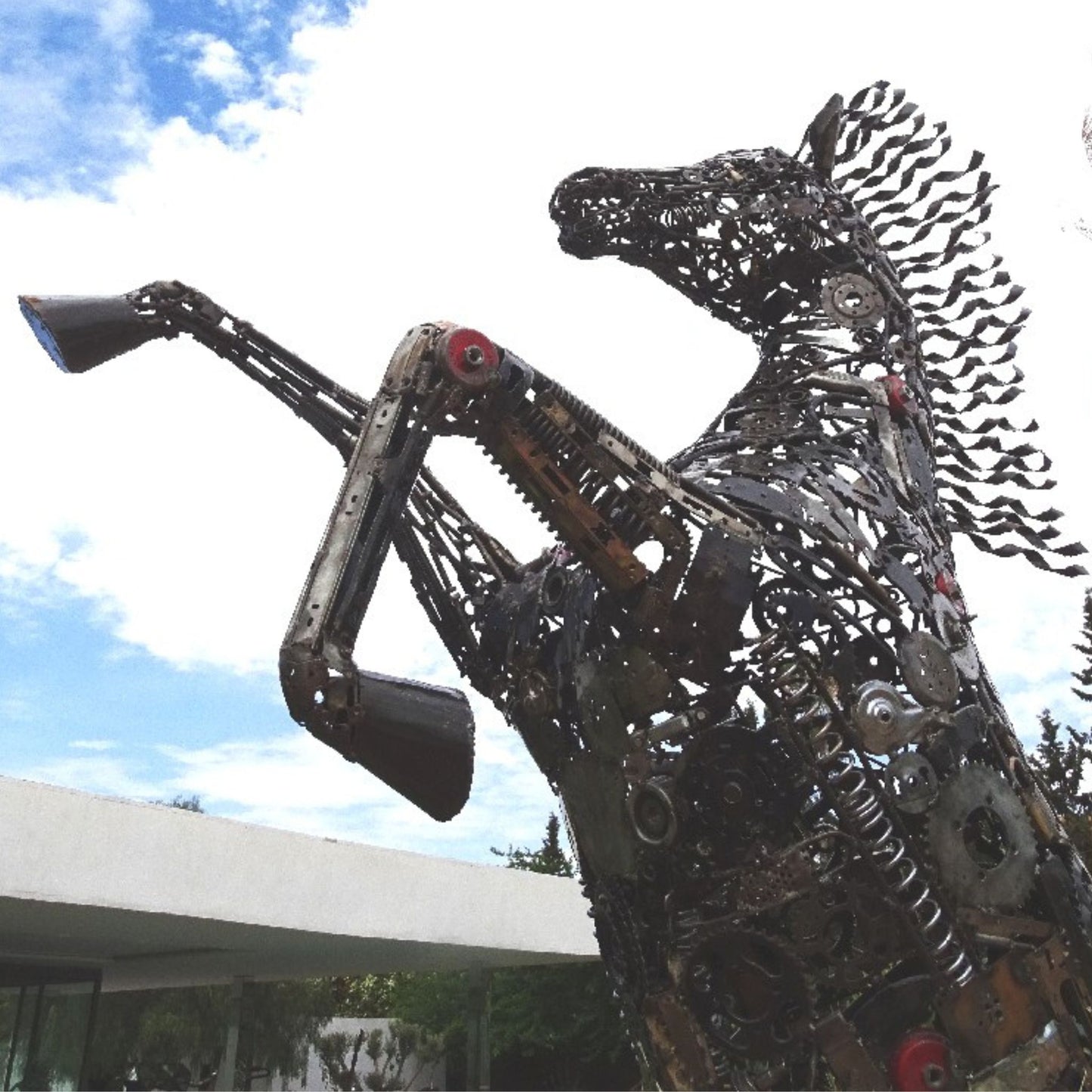 Sculpture en metal, cheval de metal, cheval mécanique, cheval mecanique, tete de cheval, statue cheval extérieur, statue cheval jardin, sculpture animaux, tête de cheval, sculpture cheval, cheval cabré, statue cheval, cheval cabre, sculpture cheval, statue equestre, cheval en bronze, decoration cheval, deco jardin metal, deco jardin, décoration fer forgé extérieur, decoration exterieur, logo cheval, cheval cabré ferrari, sculpture métal recyclé, sculpture art, sculpture en fer soudé.