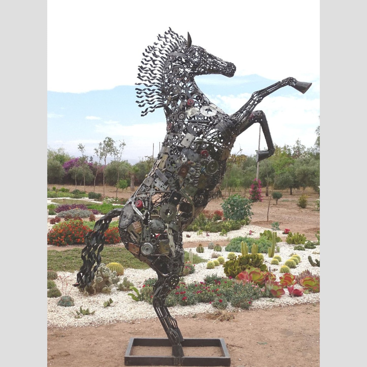 Sculpture en metal, cheval de metal, cheval mécanique, cheval mecanique, tete de cheval, statue cheval extérieur, statue cheval jardin, sculpture animaux, tête de cheval, sculpture cheval, cheval cabré, statue cheval, cheval cabre, sculpture cheval, statue equestre, cheval en bronze, decoration cheval, deco jardin metal, deco jardin, décoration fer forgé extérieur, decoration exterieur, logo cheval, cheval cabré ferrari, sculpture métal recyclé, sculpture art, sculpture en fer soudé.
