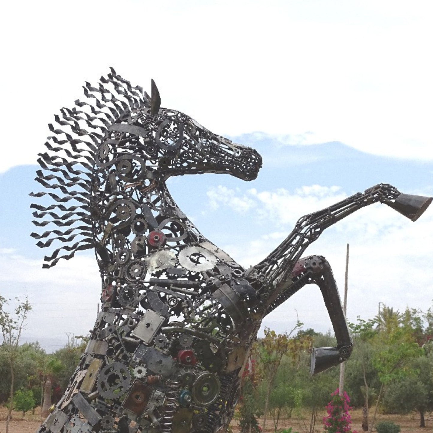 Sculpture en metal, cheval de metal, cheval mécanique, cheval mecanique, tete de cheval, statue cheval extérieur, statue cheval jardin, sculpture animaux, tête de cheval, sculpture cheval, cheval cabré, statue cheval, cheval cabre, sculpture cheval, statue equestre, cheval en bronze, decoration cheval, deco jardin metal, deco jardin, décoration fer forgé extérieur, decoration exterieur, logo cheval, cheval cabré ferrari, sculpture métal recyclé, sculpture art, sculpture en fer soudé.