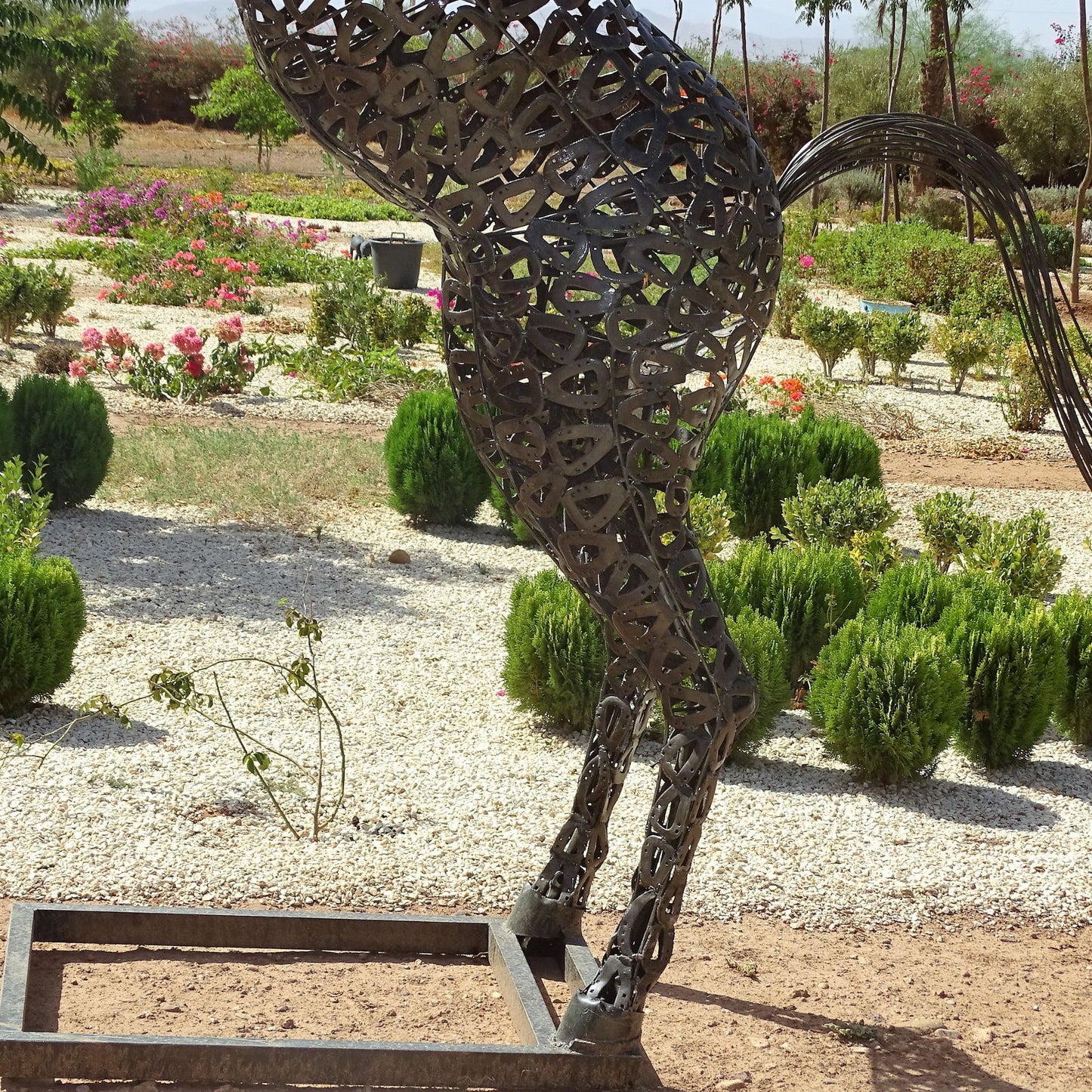 Sculpture en metal, cheval de metal, cheval mécanique, cheval mecanique, tete de cheval, statue cheval extérieur, statue cheval jardin, sculpture animaux, tête de cheval, sculpture cheval, cheval cabré, statue cheval, cheval cabre, sculpture cheval, statue equestre, cheval en bronze, decoration cheval, deco jardin metal, deco jardin, décoration fer forgé extérieur, decoration exterieur, logo cheval, cheval cabré ferrari, sculpture métal recyclé, sculpture art, sculpture en fer soudé.