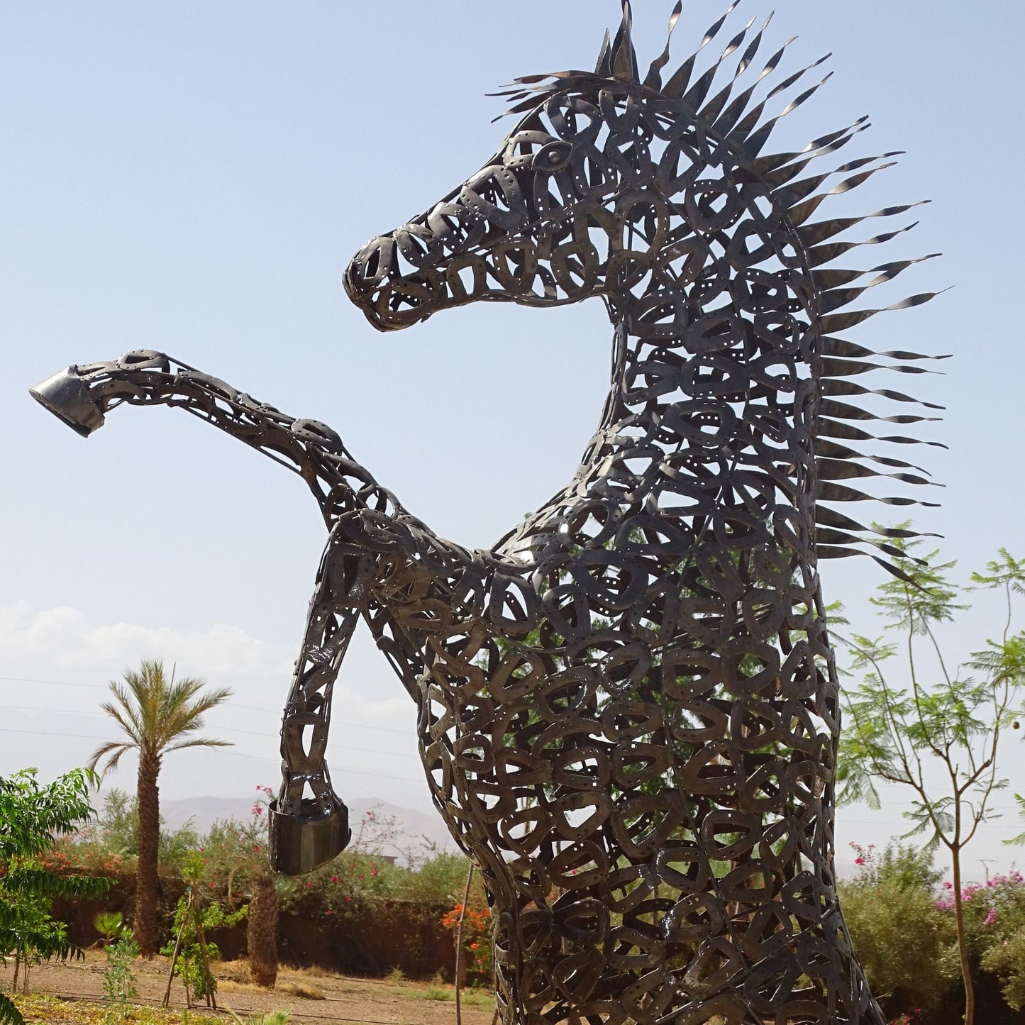 Sculpture en metal, cheval de metal, cheval mécanique, cheval mecanique, tete de cheval, statue cheval extérieur, statue cheval jardin, sculpture animaux, tête de cheval, sculpture cheval, cheval cabré, statue cheval, cheval cabre, sculpture cheval, statue equestre, cheval en bronze, decoration cheval, deco jardin metal, deco jardin, décoration fer forgé extérieur, decoration exterieur, logo cheval, cheval cabré ferrari, sculpture métal recyclé, sculpture art, sculpture en fer soudé.