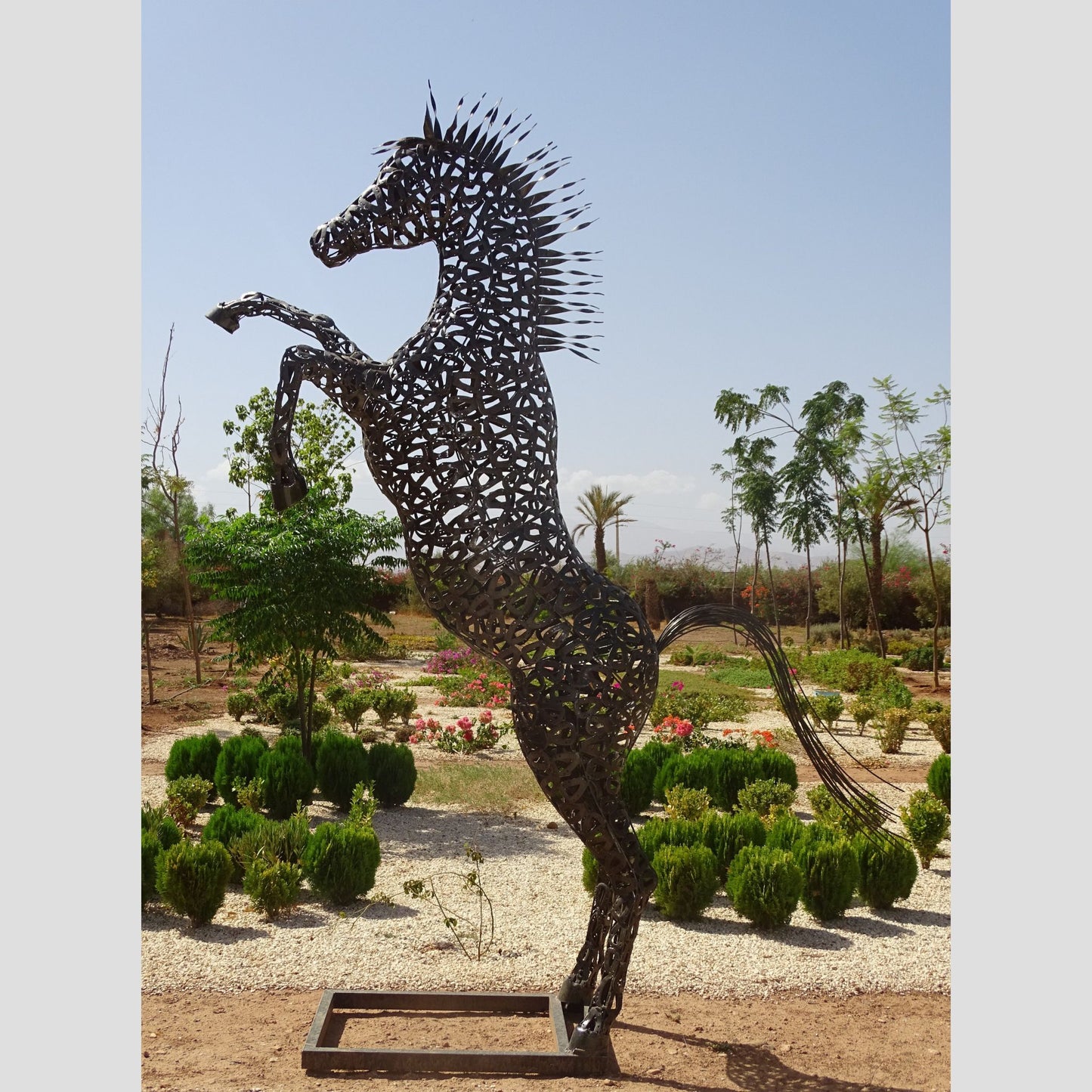 Sculpture en metal, cheval de metal, cheval mécanique, cheval mecanique, tete de cheval, statue cheval extérieur, statue cheval jardin, sculpture animaux, tête de cheval, sculpture cheval, cheval cabré, statue cheval, cheval cabre, sculpture cheval, statue equestre, cheval en bronze, decoration cheval, deco jardin metal, deco jardin, décoration fer forgé extérieur, decoration exterieur, logo cheval, cheval cabré ferrari, sculpture métal recyclé, sculpture art, sculpture en fer soudé.