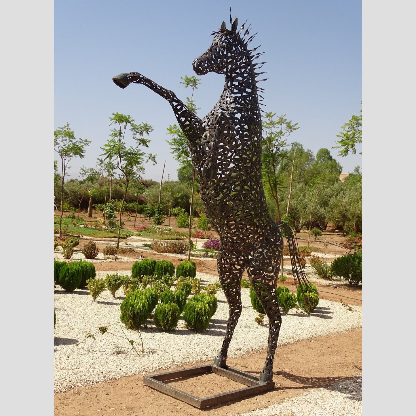Sculpture en metal, cheval de metal, cheval mécanique, cheval mecanique, tete de cheval, statue cheval extérieur, statue cheval jardin, sculpture animaux, tête de cheval, sculpture cheval, cheval cabré, statue cheval, cheval cabre, sculpture cheval, statue equestre, cheval en bronze, decoration cheval, deco jardin metal, deco jardin, décoration fer forgé extérieur, decoration exterieur, logo cheval, cheval cabré ferrari, sculpture métal recyclé, sculpture art, sculpture en fer soudé.