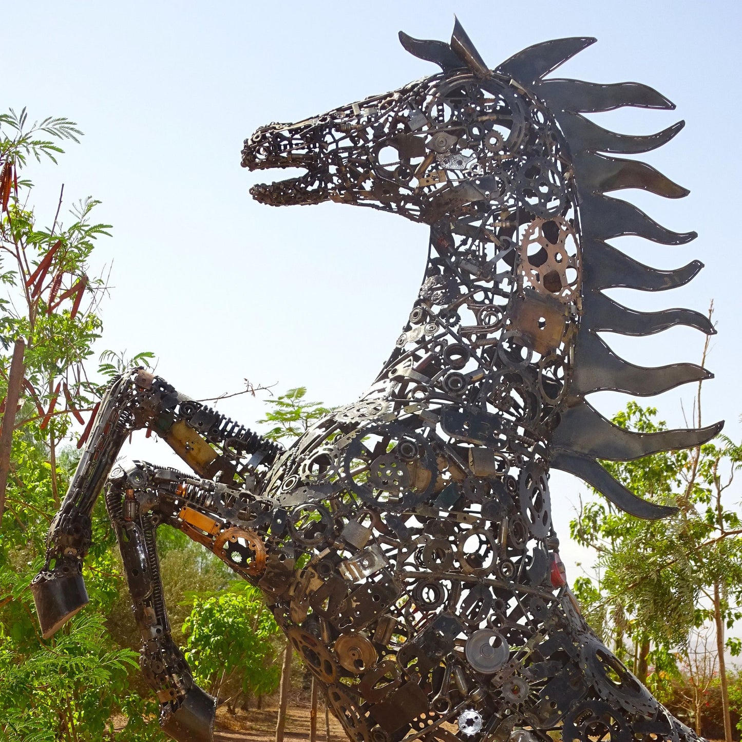 sculpture metal jardin,logo ferrari, ferrari logo, logo cheval, logo voiture cheval, logo cheval voiture, cheval ferrari, cheval cabré ferrari,Sculpture en metal , cheval de metal, cheval mécanique, cheval mecanique, tete de cheval, statue cheval extérieur, statue cheval jardin, sculpture animaux, tête de cheval, sculpture cheval, statue cheval, cheval cabré, statue cheval, cheval cabre, sculpture cheval, cheval de metal, decoration cheval, sculpture metal.
