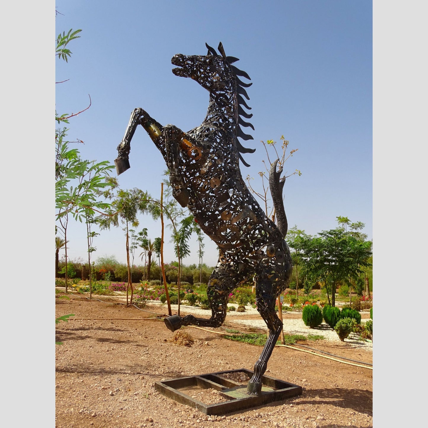 sculpture metal jardin,logo ferrari, ferrari logo, logo cheval, logo voiture cheval, logo cheval voiture, cheval ferrari, cheval cabré ferrari,Sculpture en metal , cheval de metal, cheval mécanique, cheval mecanique, tete de cheval, statue cheval extérieur, statue cheval jardin, sculpture animaux, tête de cheval, sculpture cheval, statue cheval, cheval cabré, statue cheval, cheval cabre, sculpture cheval, cheval de metal, decoration cheval, sculpture metal.