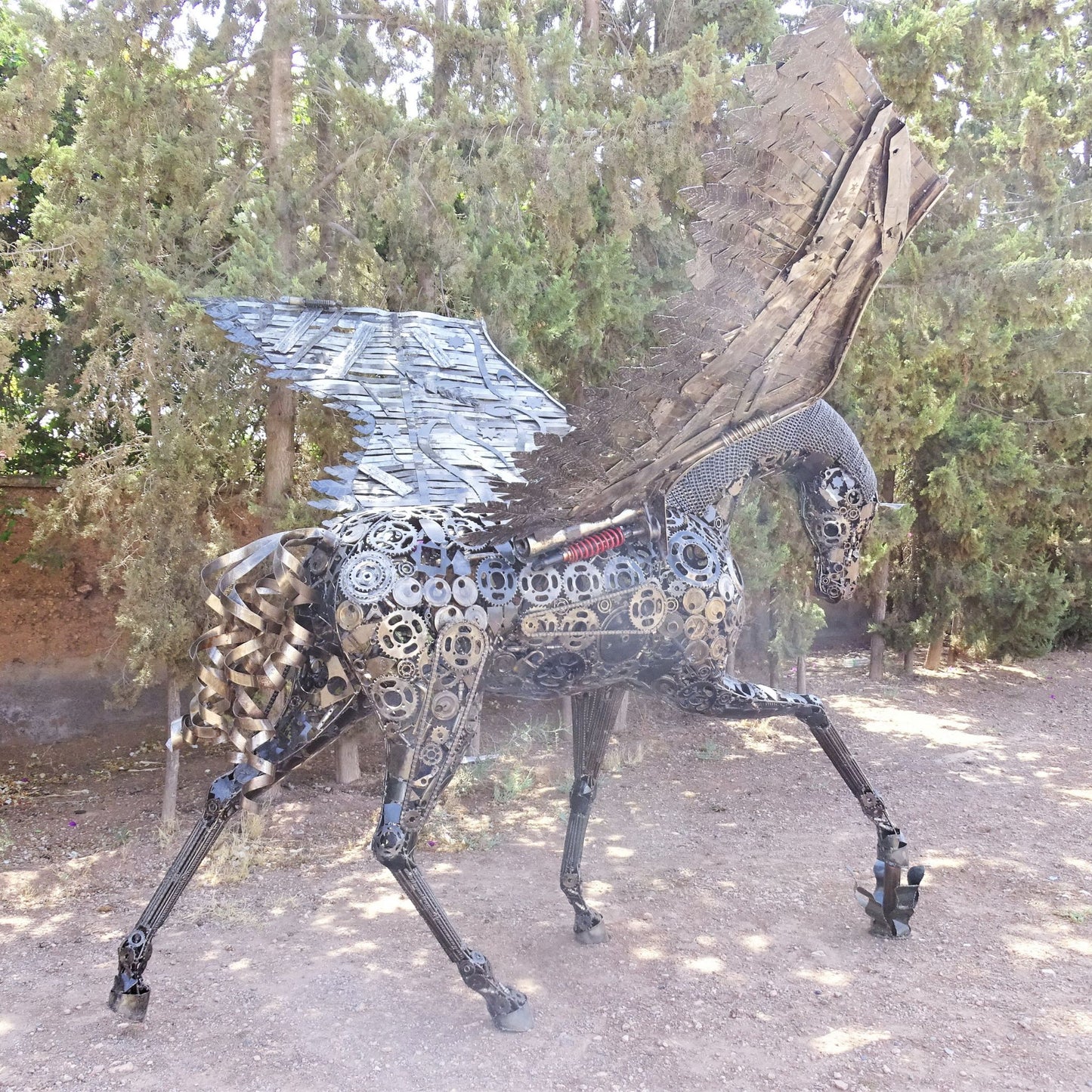 cheval de metal, cheval mécanique, cheval mecanique, tete de cheval, statue cheval extérieur, statue cheval jardin, sculpture animaux, tête de cheval, sculpture cheval, statue cheval, cheval cabré, statue cheval, cheval cabre, statue equestre, , cheval en bronze, decoration cheval, sculpture metal, deco jardin metal, deco jardin, décoration fer forgé extérieur, decoration exterieur, sculpture metal jardin,cheval pégase, pégase cheval, cheval ailé, sculpture métal recyclé.