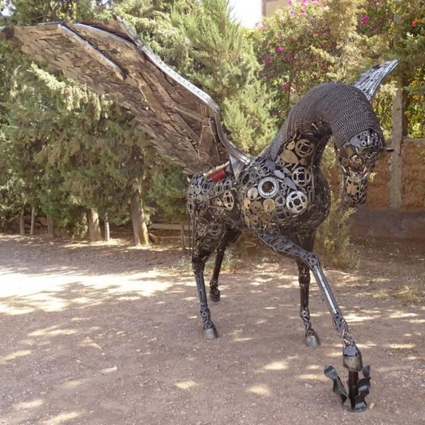cheval de metal, cheval mécanique, cheval mecanique, tete de cheval, statue cheval extérieur, statue cheval jardin, sculpture animaux, tête de cheval, sculpture cheval, statue cheval, cheval cabré, statue cheval, cheval cabre, statue equestre, , cheval en bronze, decoration cheval, sculpture metal, deco jardin metal, deco jardin, décoration fer forgé extérieur, decoration exterieur, sculpture metal jardin,cheval pégase, pégase cheval, cheval ailé, sculpture métal recyclé.