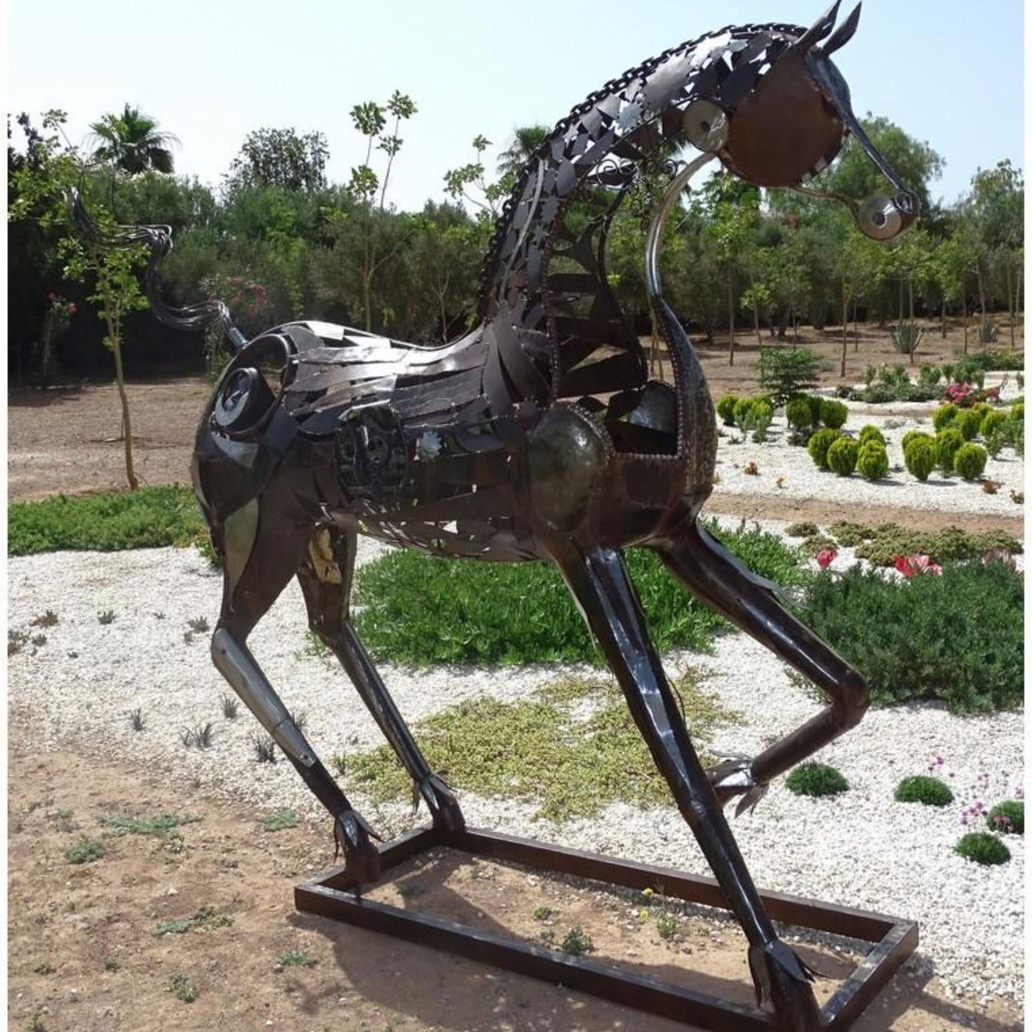 Sculpture en metal , cheval de metal, cheval mécanique, cheval mecanique, tete de cheval, statue cheval extérieur, statue cheval jardin, sculpture animaux, tête de cheval, sculpture cheval, statue cheval, cheval cabré, statue cheval, cheval cabre, sculpture cheval, statue equestre, , cheval en bronze, decoration cheval, sculpture metal, deco jardin metal, deco jardin, décoration fer forgé extérieur, decoration exterieur, sculpture metal jardin.