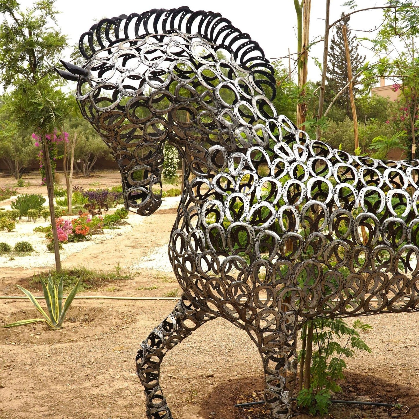 Sculpture en metal , cheval de metal, cheval mécanique, cheval mecanique, tete de cheval, statue cheval extérieur, statue cheval jardin, sculpture animaux, tête de cheval, sculpture cheval, statue cheval, cheval cabré, statue cheval, cheval cabre, sculpture cheval, statue equestre, , cheval en bronze, decoration cheval, sculpture metal, deco jardin metal, deco jardin, décoration fer forgé extérieur, decoration exterieur, sculpture metal jardin.