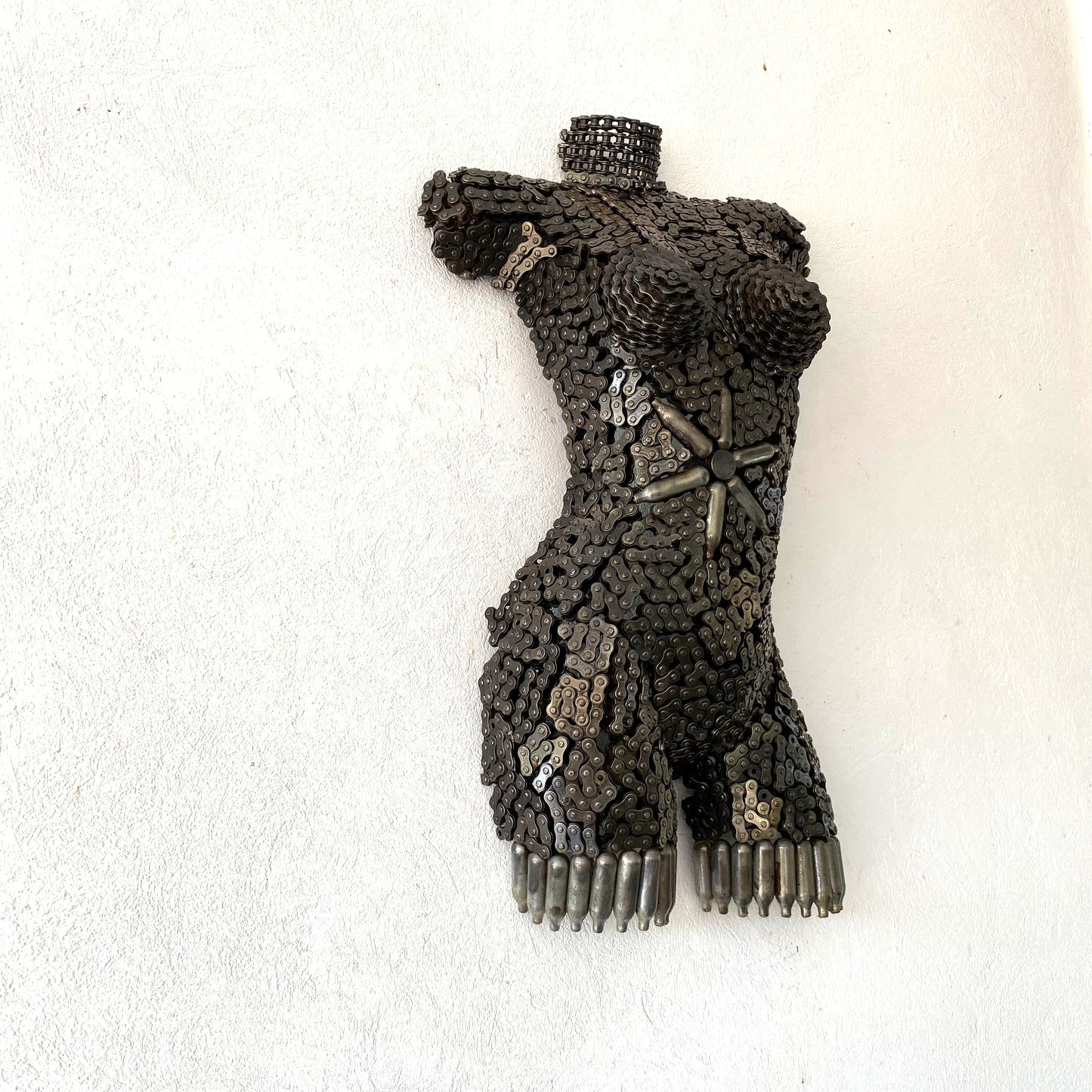 Sculpture demi-buste de femme en métal recyclé – H70 × L45 × P15 cm