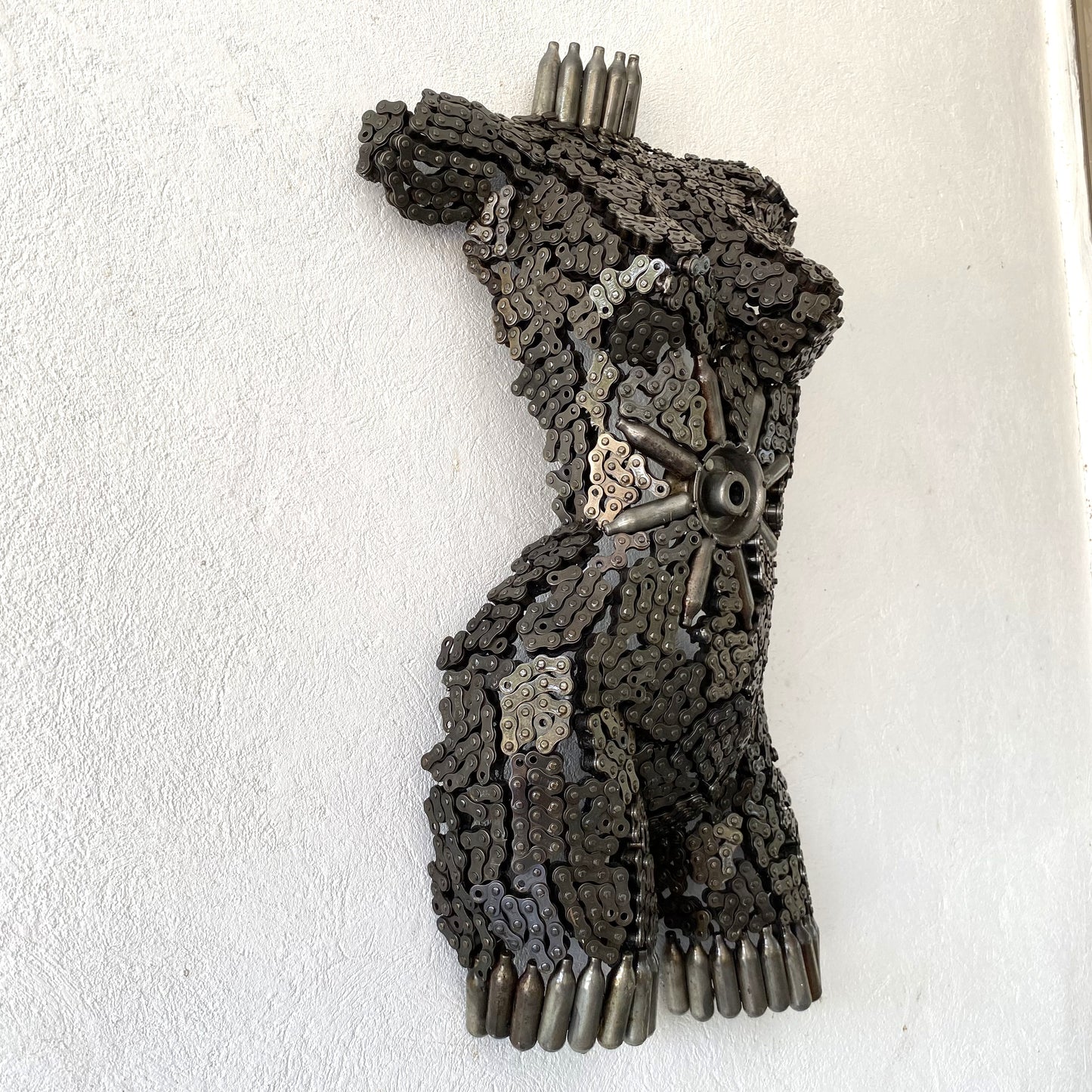 Sculpture demi-buste de femme en métal recyclé – H70 × L45 × P15 cm