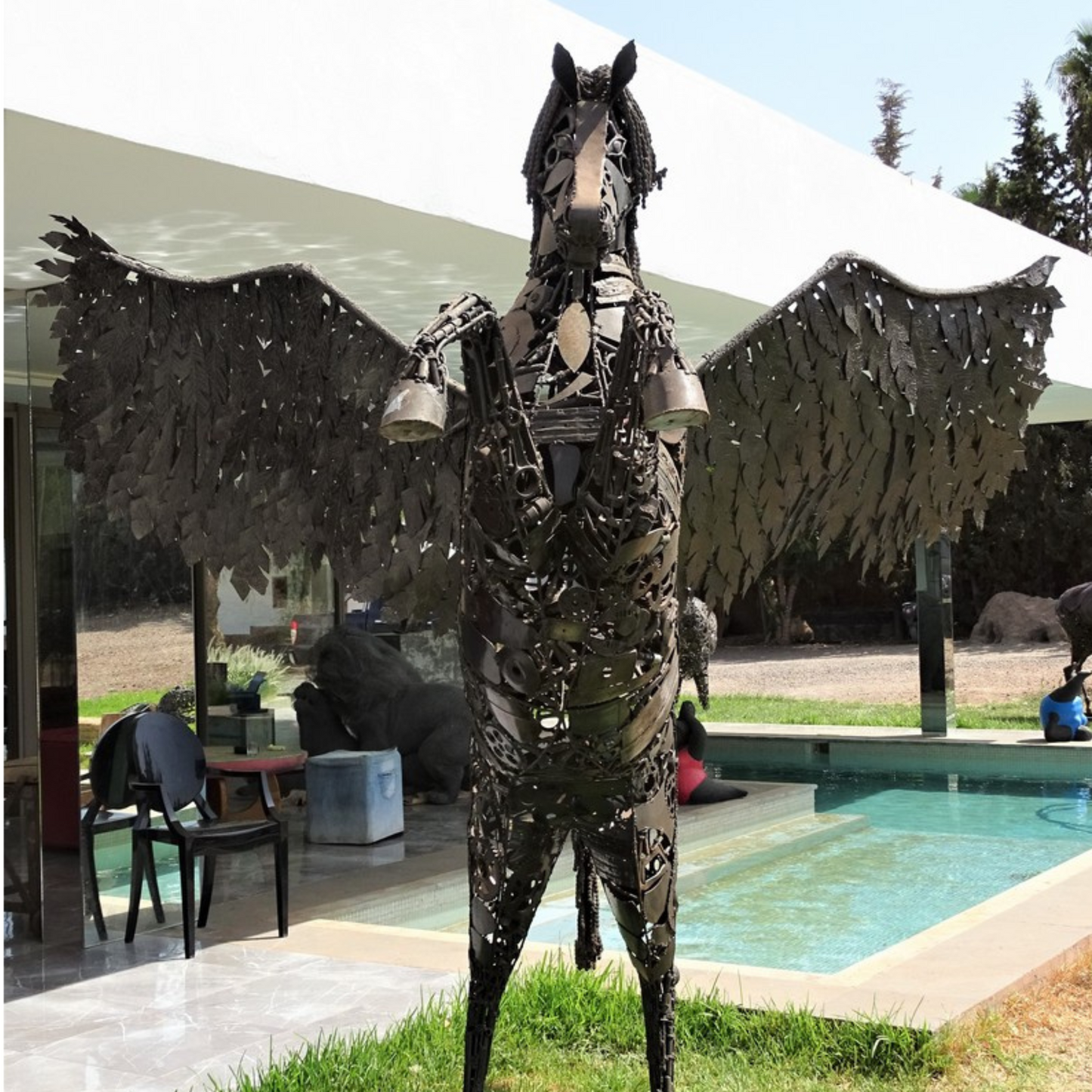cheval de metal, cheval mécanique, cheval mecanique, tete de cheval, statue cheval extérieur, statue cheval jardin, sculpture animaux, tête de cheval, sculpture cheval, statue cheval, cheval cabré, statue cheval, cheval cabre, statue equestre, , cheval en bronze, decoration cheval, sculpture metal, deco jardin metal, deco jardin, décoration fer forgé extérieur, decoration exterieur, sculpture metal jardin,cheval pégase, pégase cheval, cheval ailé, sculpture métal recyclé.