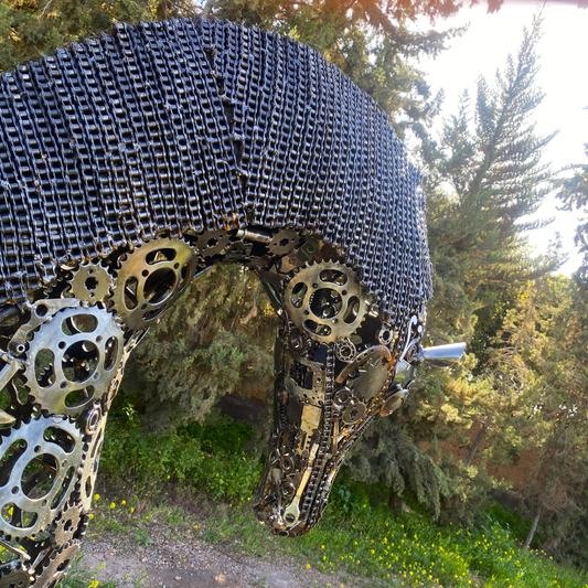 Détail tête cheval Pégase en métal recyclé avec assemblages artisanaux et reliefs métalliques visibles