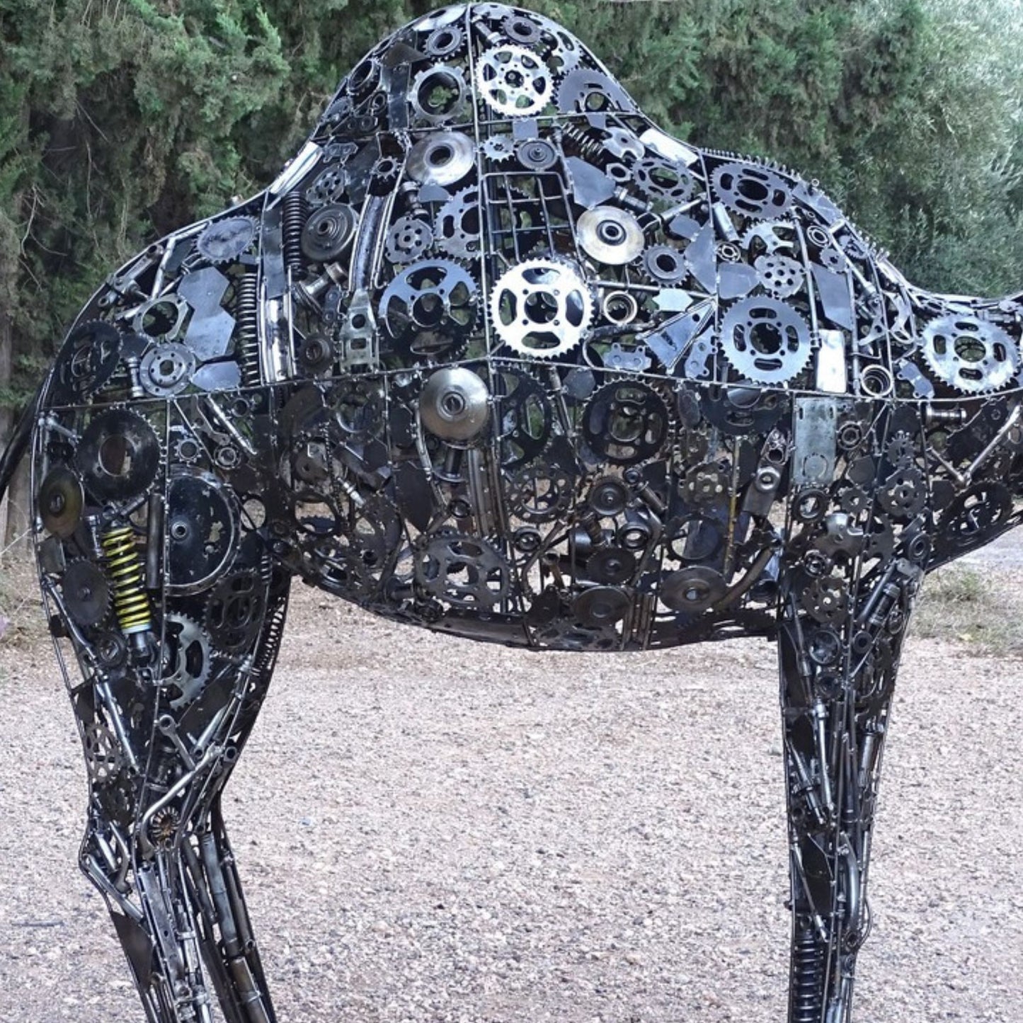 sculpture dromadaire métal recyclé, statue dromadaire déco jardin, dromadaire en fer forgé, art animalier métal recyclé, décoration extérieure dromadaire, sculpture artisanale dromadaire, dromadaire métal fait main, dromadaire géant pour jardin, œuvre d’art écologique métal, sculpture métal style désert, animal métal recyclé extérieur, dromadaire déco artistique, sculpture contemporaine en métal.