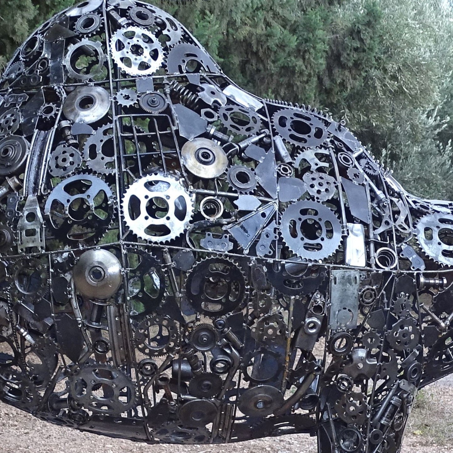 sculpture dromadaire métal recyclé, statue dromadaire déco jardin, dromadaire en fer forgé, art animalier métal recyclé, décoration extérieure dromadaire, sculpture artisanale dromadaire, dromadaire métal fait main, dromadaire géant pour jardin, œuvre d’art écologique métal, sculpture métal style désert, animal métal recyclé extérieur, dromadaire déco artistique, sculpture contemporaine en métal.