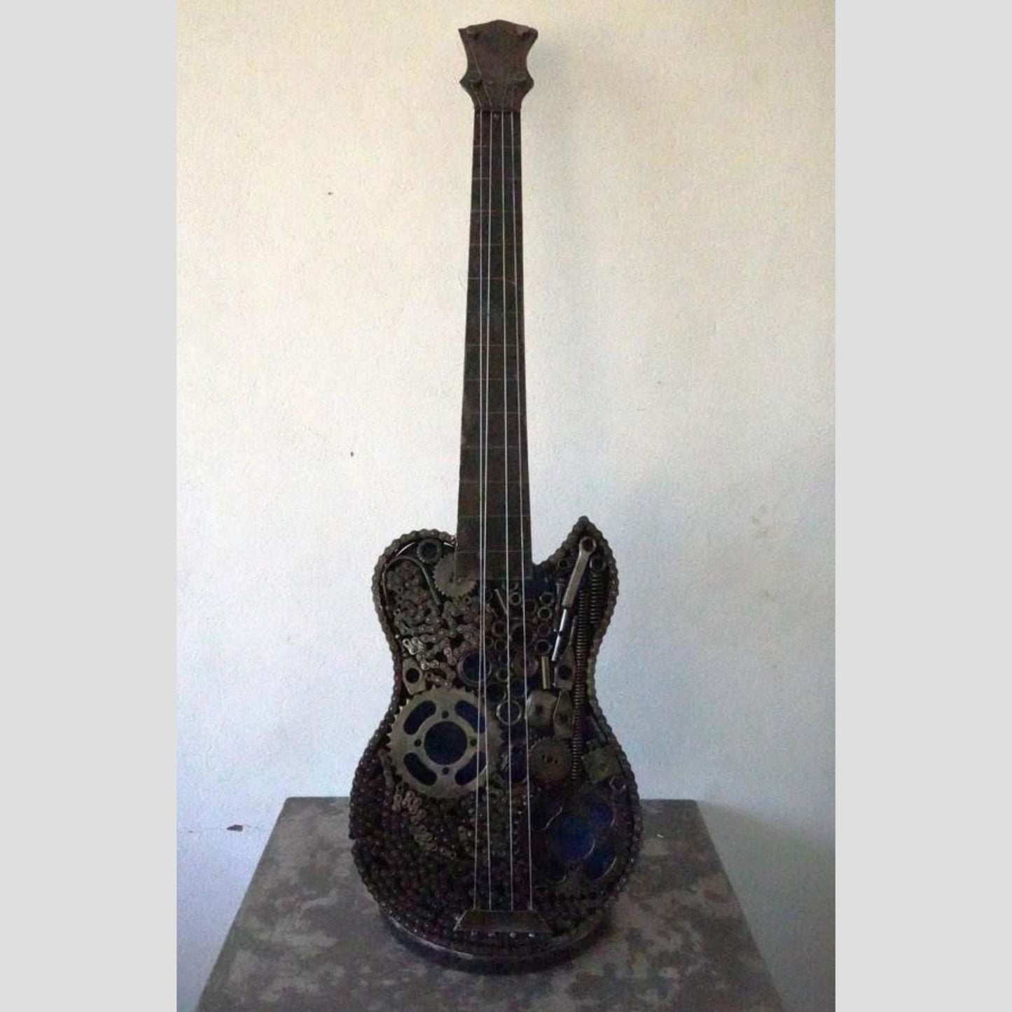 Sculpture en metal, guitare en metal, guitare en métal, guitare métallique, guitare déco, guitare mur deco, guitare mur, guitare decorative, guitare décoration murale, guitare décoration, decoration guitare, guitare pour metal, guitare métal, guitar metal, guitare electrique metal, deco guitare murale, deco guitare.