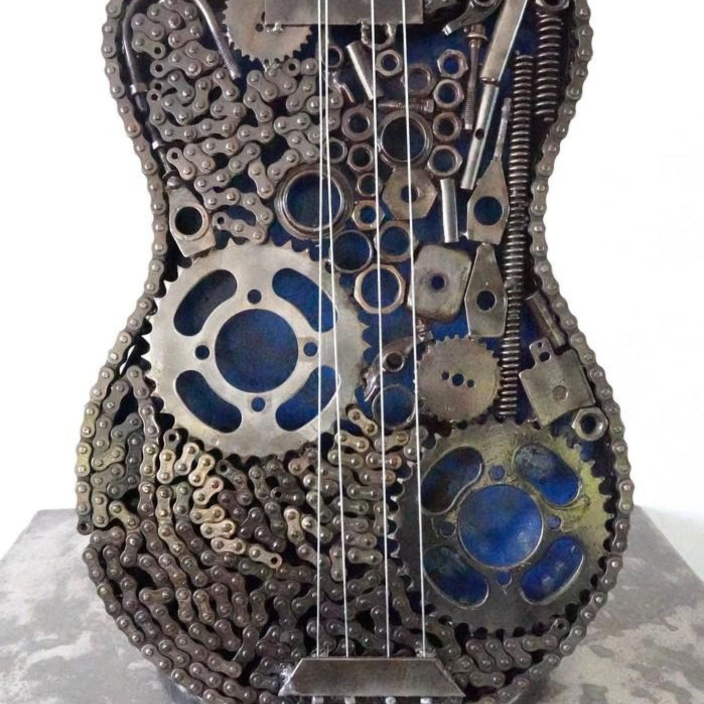 Sculpture en metal, guitare en metal, guitare en métal, guitare métallique, guitare déco, guitare mur deco, guitare mur, guitare decorative, guitare décoration murale, guitare décoration, decoration guitare, guitare pour metal, guitare métal, guitar metal, guitare electrique metal, deco guitare murale, deco guitare.
