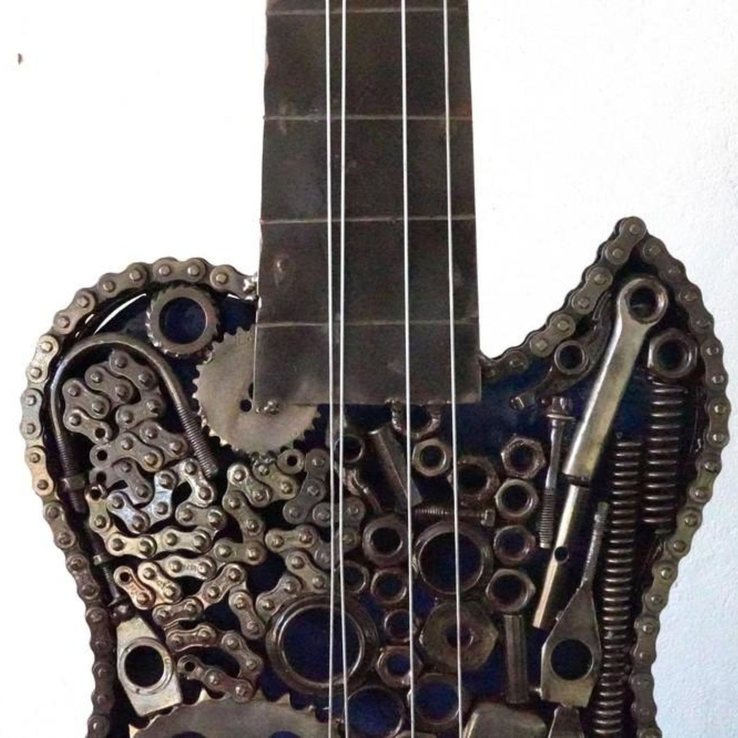 Sculpture en metal, guitare en metal, guitare en métal, guitare métallique, guitare déco, guitare mur deco, guitare mur, guitare decorative, guitare décoration murale, guitare décoration, decoration guitare, guitare pour metal, guitare métal, guitar metal, guitare electrique metal, deco guitare murale, deco guitare.