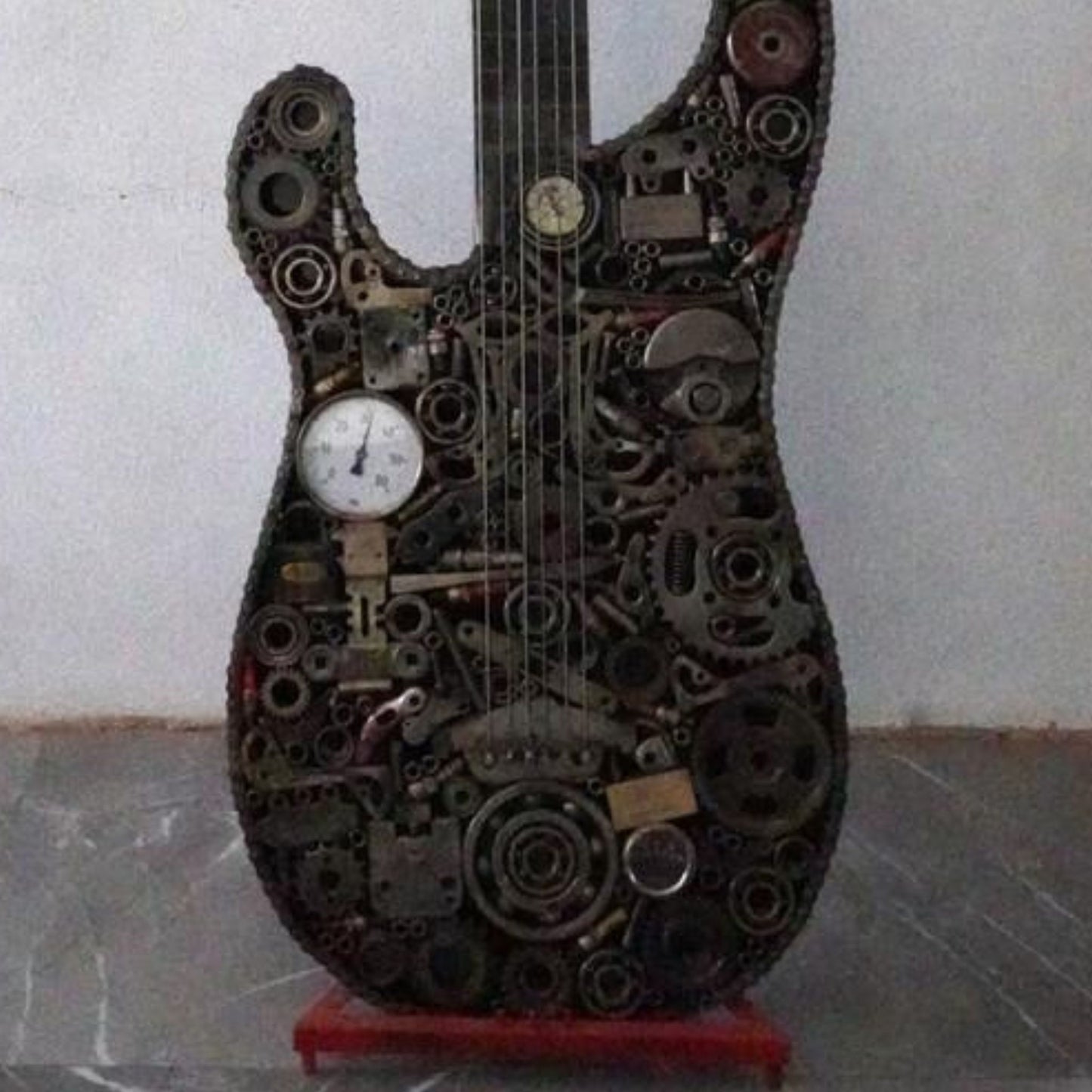 Sculpture en metal, guitare en metal, guitare en métal, guitare métallique, guitare déco, guitare mur deco, guitare mur, guitare decorative, guitare décoration murale, guitare décoration, decoration guitare, guitare pour metal, guitare métal, guitar metal, guitare electrique metal, deco guitare murale, deco guitare.