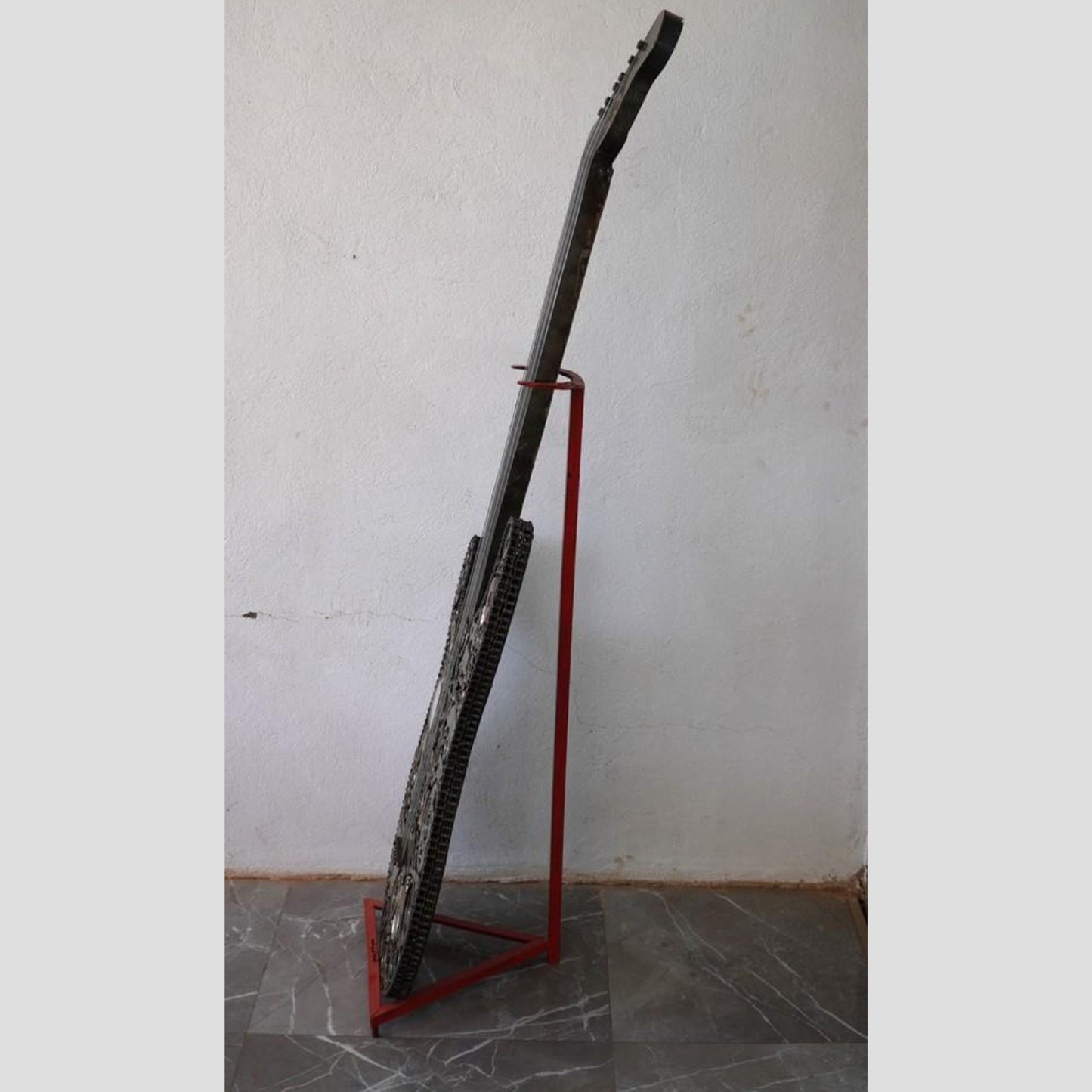 Sculpture en metal, guitare en metal, guitare en métal, guitare métallique, guitare déco, guitare mur deco, guitare mur, guitare decorative, guitare décoration murale, guitare décoration, decoration guitare, guitare pour metal, guitare métal, guitar metal, guitare electrique metal, deco guitare murale, deco guitare.
