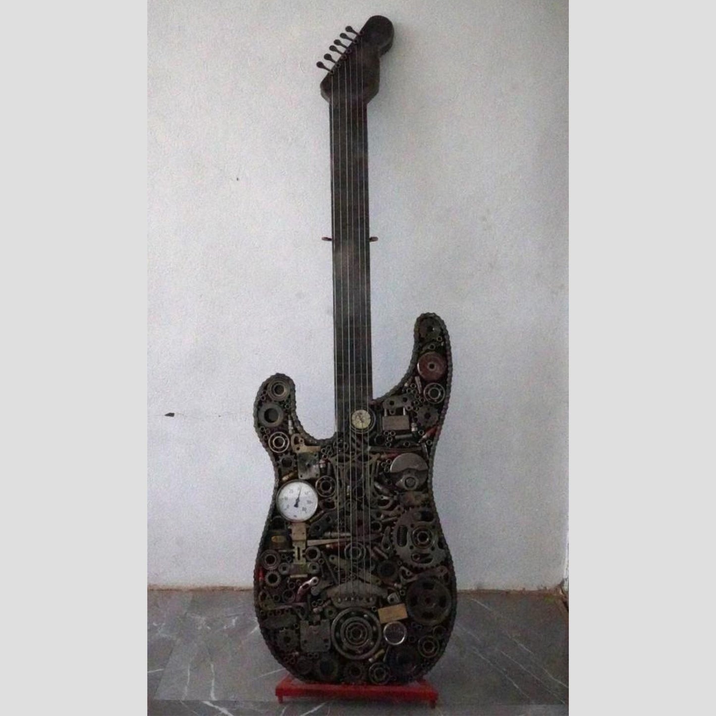 Sculpture en metal, guitare en metal, guitare en métal, guitare métallique, guitare déco, guitare mur deco, guitare mur, guitare decorative, guitare décoration murale, guitare décoration, decoration guitare, guitare pour metal, guitare métal, guitar metal, guitare electrique metal, deco guitare murale, deco guitare.