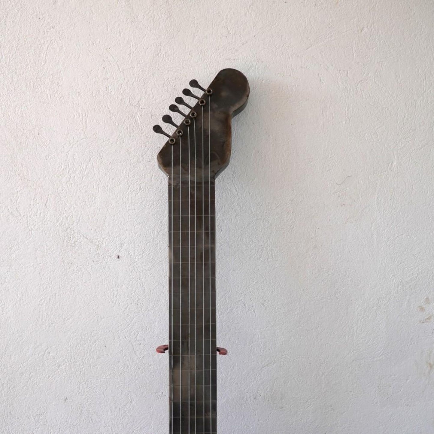 Sculpture en metal, guitare en metal, guitare en métal, guitare métallique, guitare déco, guitare mur deco, guitare mur, guitare decorative, guitare décoration murale, guitare décoration, decoration guitare, guitare pour metal, guitare métal, guitar metal, guitare electrique metal, deco guitare murale, deco guitare.