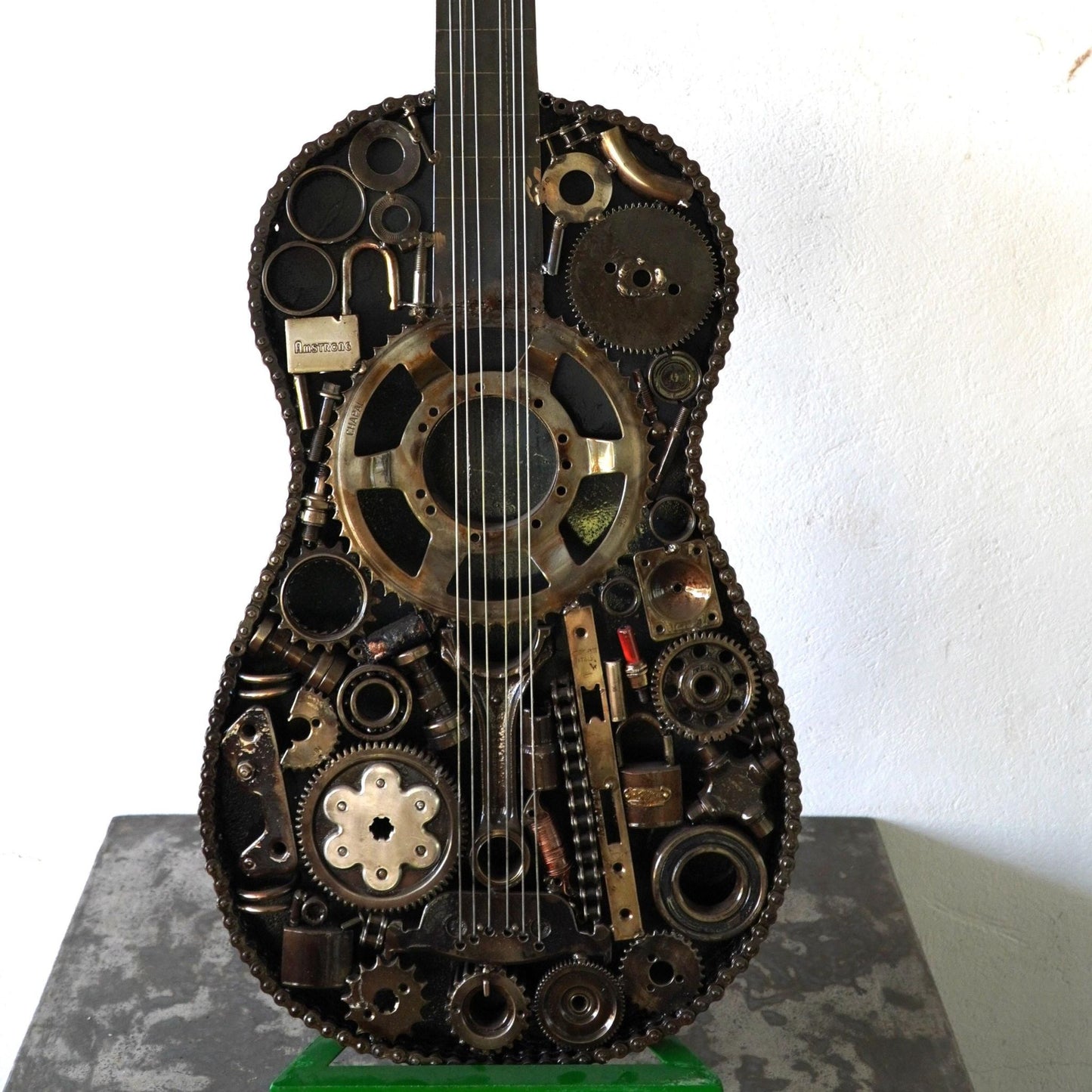Sculpture en metal, guitare en metal, guitare en métal, guitare métallique, guitare déco, guitare mur deco, guitare mur, guitare decorative, guitare décoration murale, guitare décoration, decoration guitare, guitare pour metal, guitare métal, guitar metal, guitare electrique metal, deco guitare murale, deco guitare.