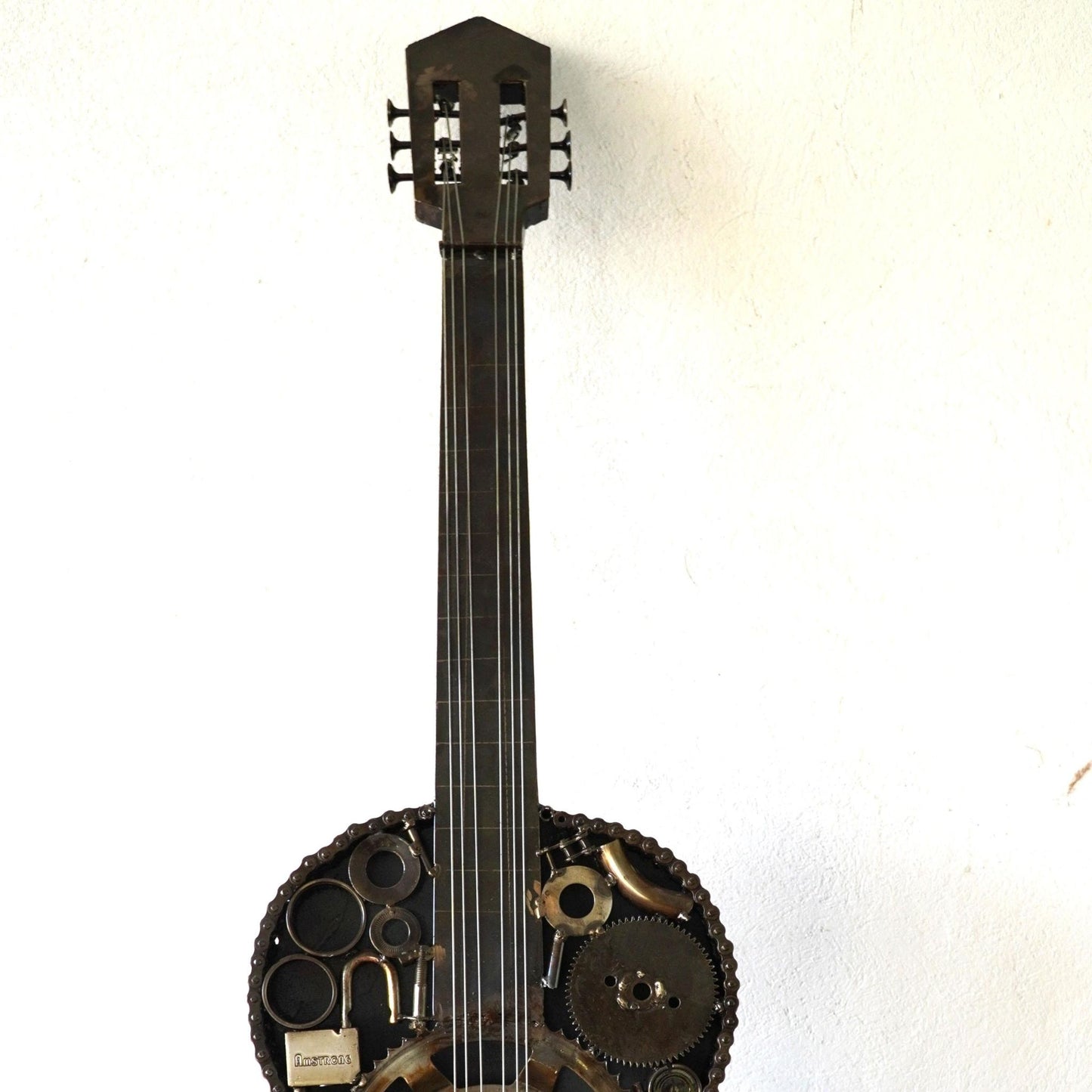 Sculpture en metal, guitare en metal, guitare en métal, guitare métallique, guitare déco, guitare mur deco, guitare mur, guitare decorative, guitare décoration murale, guitare décoration, decoration guitare, guitare pour metal, guitare métal, guitar metal, guitare electrique metal, deco guitare murale, deco guitare.