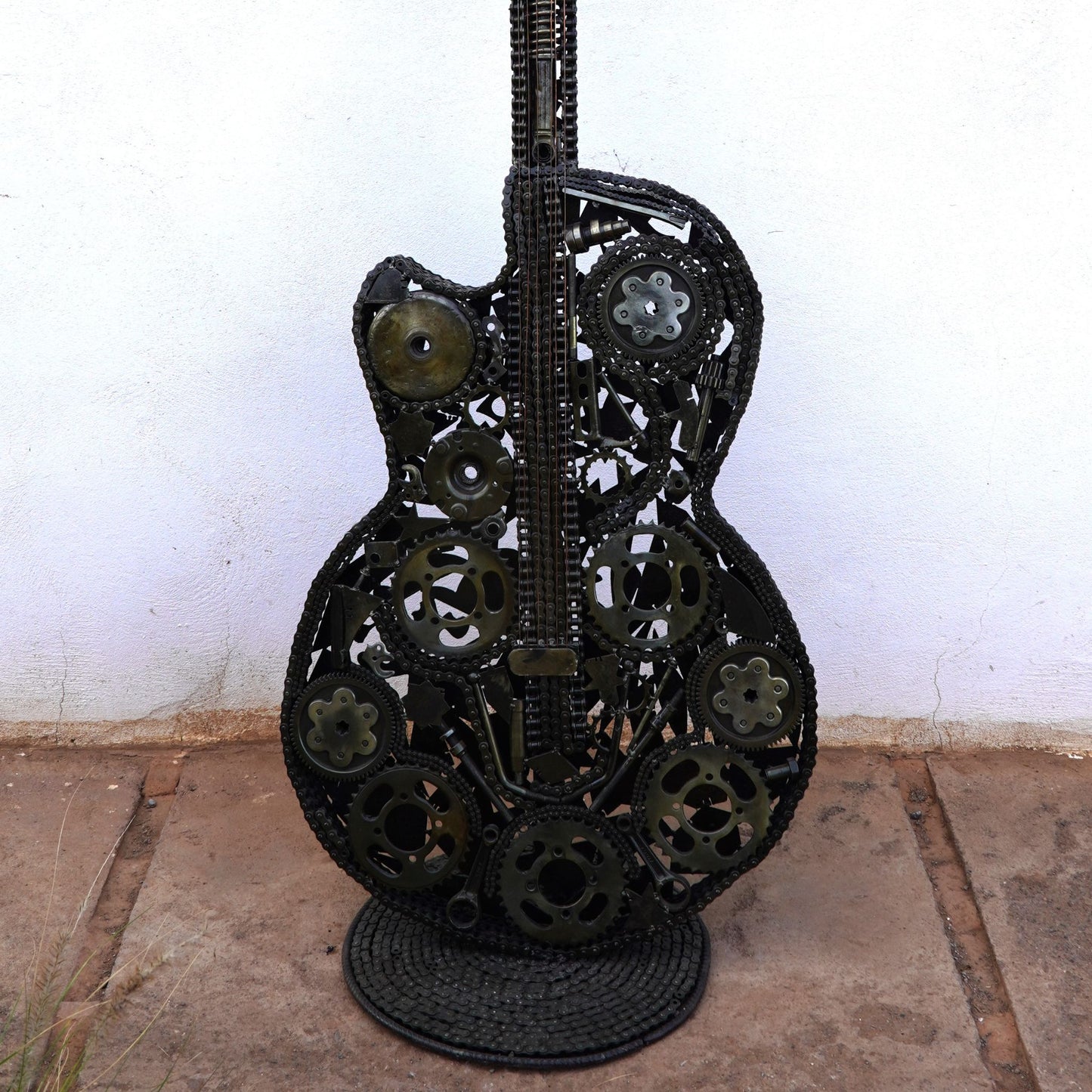 Sculpture en metal, guitare en metal, guitare en métal, guitare métallique, guitare déco, guitare mur deco, guitare mur, guitare decorative, guitare décoration murale, guitare décoration, decoration guitare, guitare pour metal, guitare métal, guitar metal, guitare electrique metal, deco guitare murale, deco guitare.
