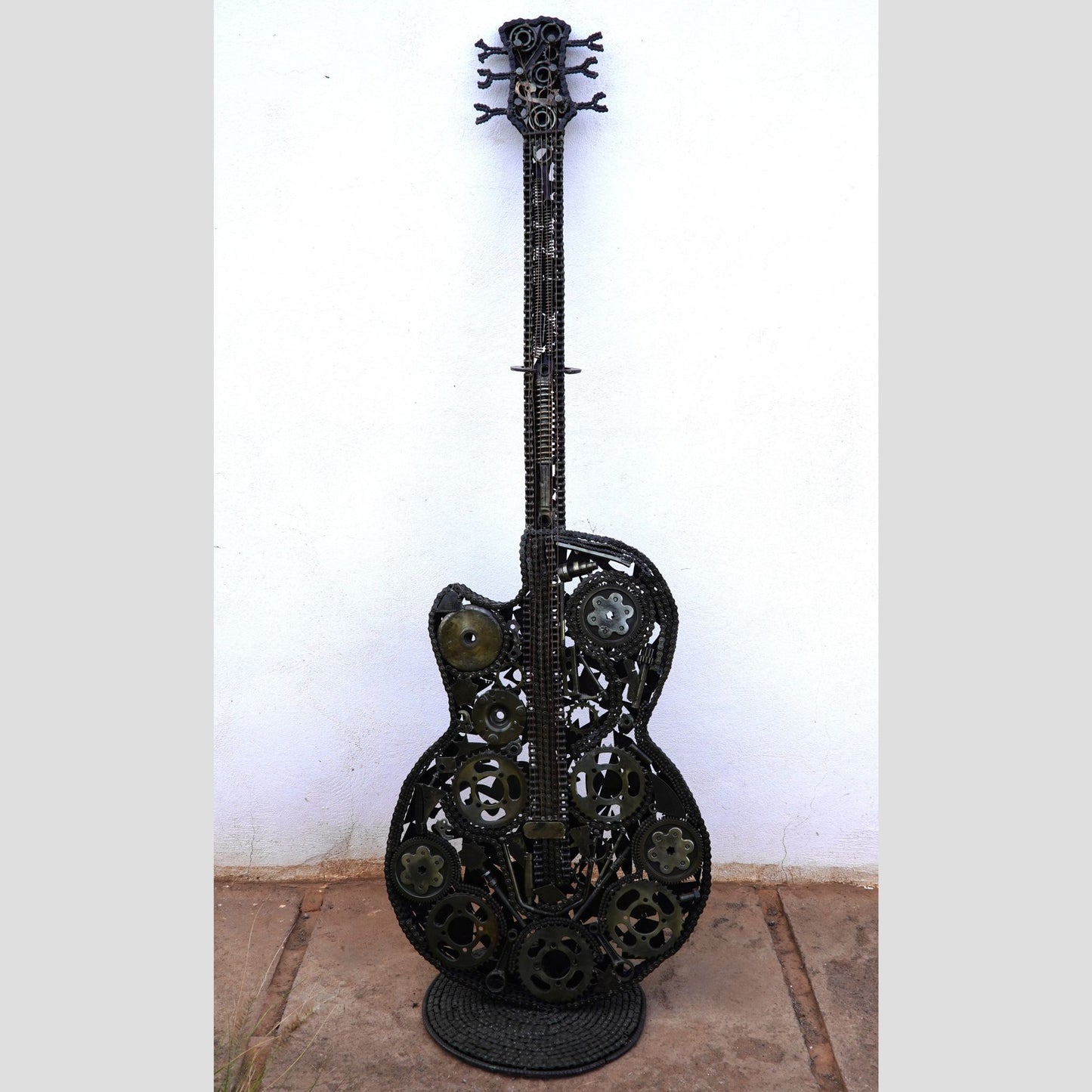 Sculpture en metal, guitare en metal, guitare en métal, guitare métallique, guitare déco, guitare mur deco, guitare mur, guitare decorative, guitare décoration murale, guitare décoration, decoration guitare, guitare pour metal, guitare métal, guitar metal, guitare electrique metal, deco guitare murale, deco guitare.