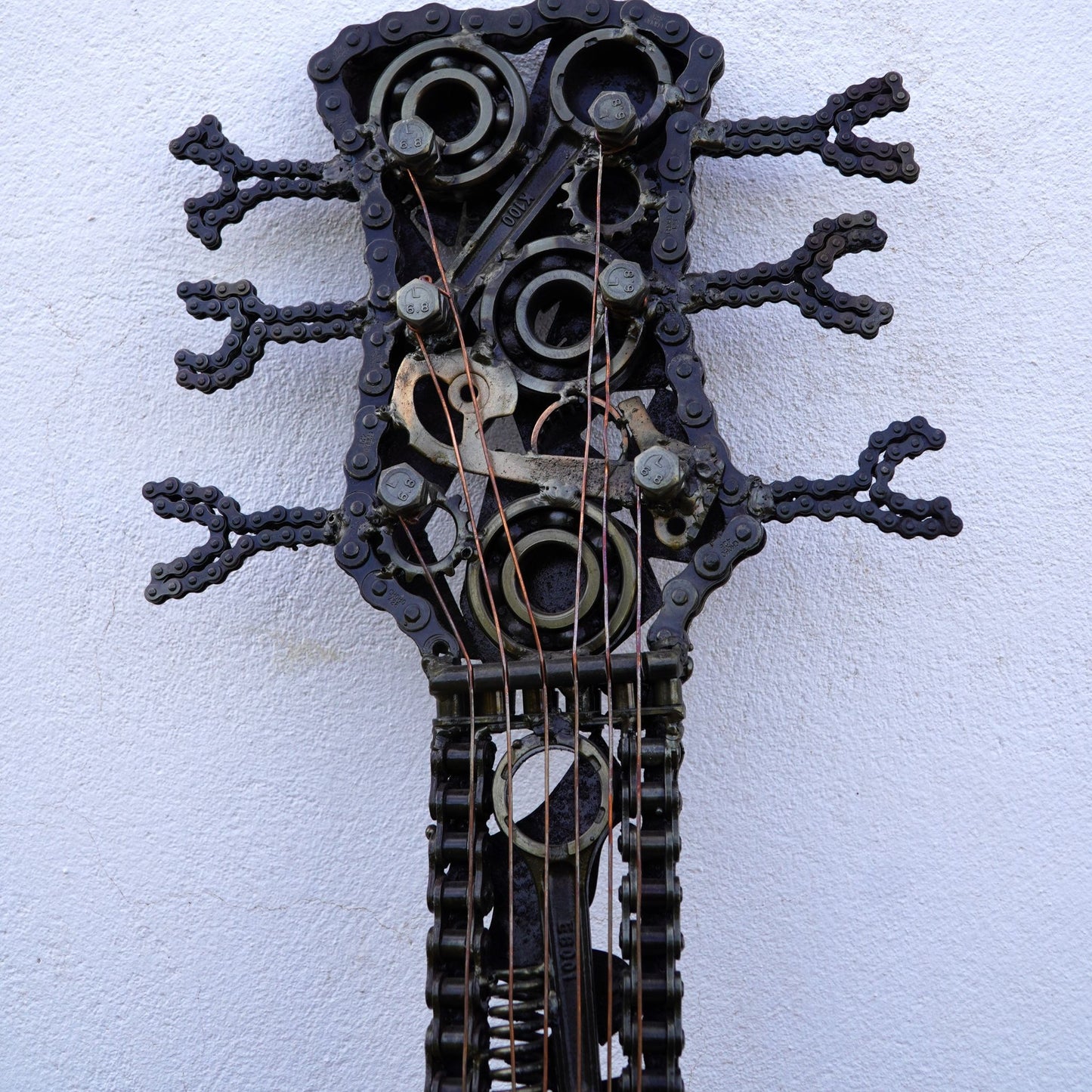 Sculpture en metal, guitare en metal, guitare en métal, guitare métallique, guitare déco, guitare mur deco, guitare mur, guitare decorative, guitare décoration murale, guitare décoration, decoration guitare, guitare pour metal, guitare métal, guitar metal, guitare electrique metal, deco guitare murale, deco guitare.