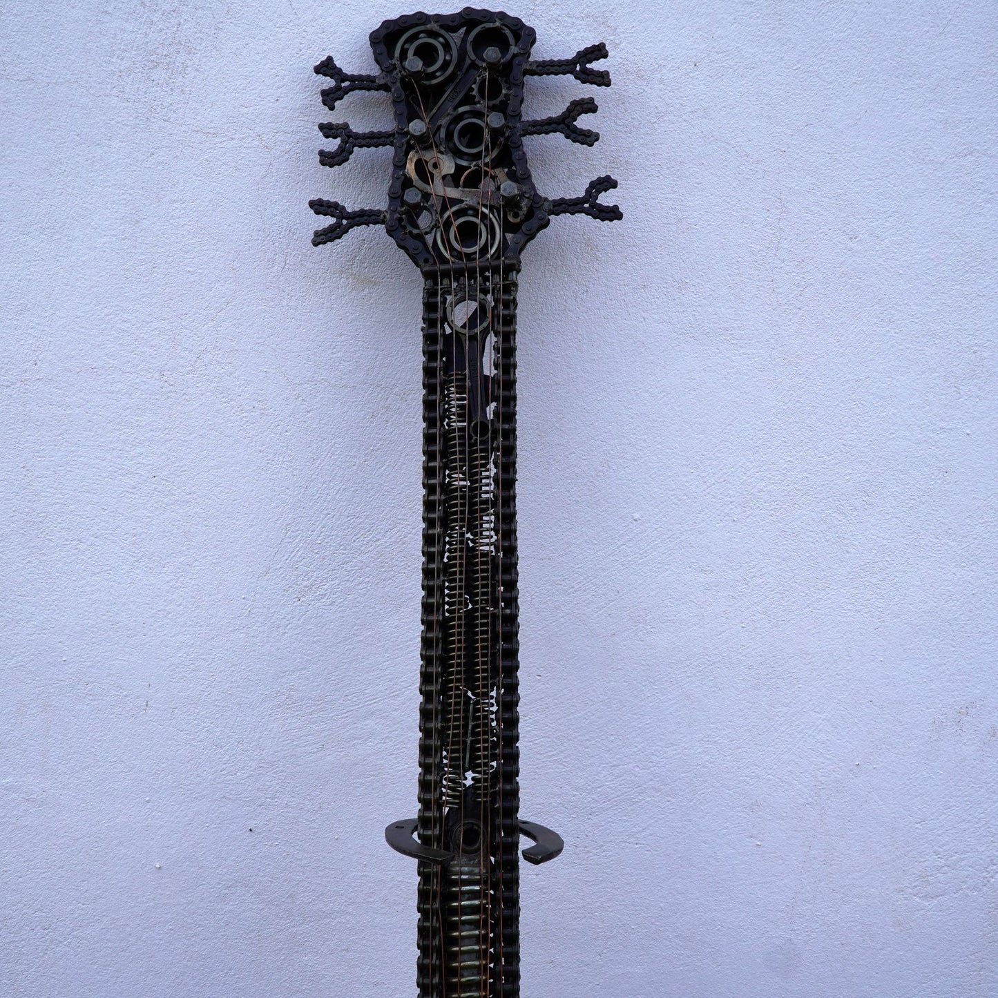 Sculpture en metal, guitare en metal, guitare en métal, guitare métallique, guitare déco, guitare mur deco, guitare mur, guitare decorative, guitare décoration murale, guitare décoration, decoration guitare, guitare pour metal, guitare métal, guitar metal, guitare electrique metal, deco guitare murale, deco guitare.