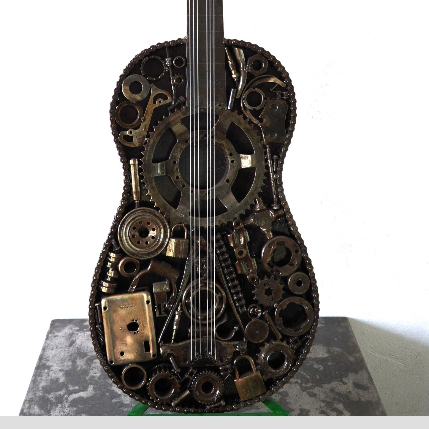 Sculpture en metal, guitare en metal, guitare en métal, guitare métallique, guitare déco, guitare mur deco, guitare mur, guitare decorative, guitare décoration murale, guitare décoration, decoration guitare, guitare pour metal, guitare métal, guitar metal, guitare electrique metal, deco guitare murale, deco guitare.