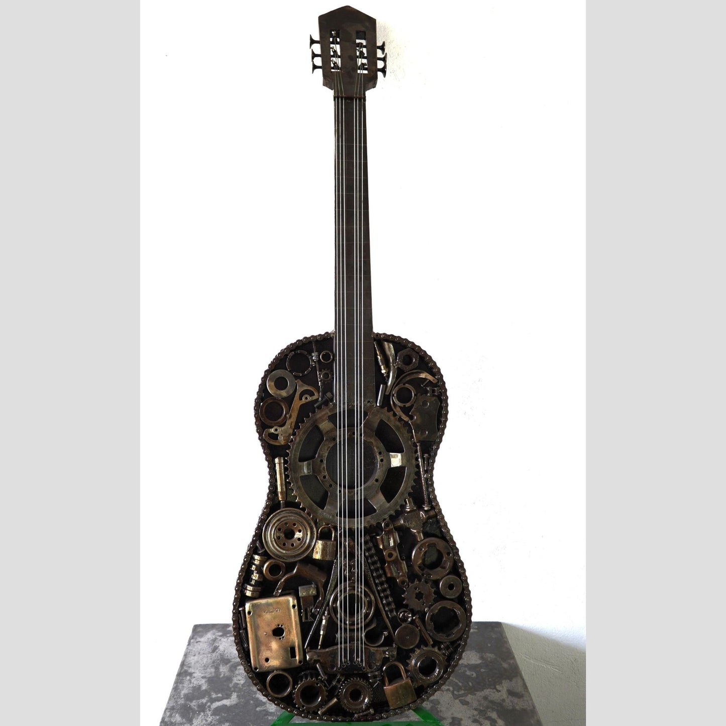 Sculpture en metal, guitare en metal, guitare en métal, guitare métallique, guitare déco, guitare mur deco, guitare mur, guitare decorative, guitare décoration murale, guitare décoration, decoration guitare, guitare pour metal, guitare métal, guitar metal, guitare electrique metal, deco guitare murale, deco guitare.