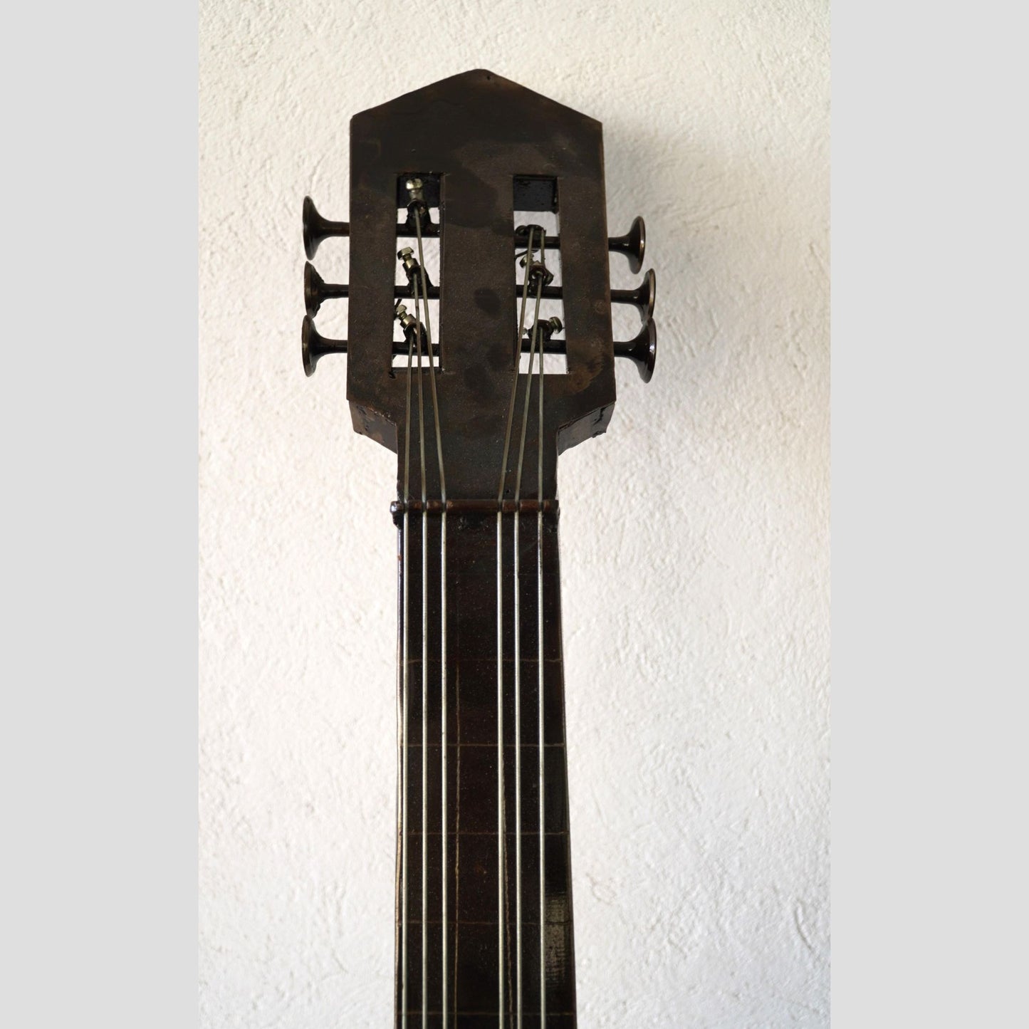 Sculpture en metal, guitare en metal, guitare en métal, guitare métallique, guitare déco, guitare mur deco, guitare mur, guitare decorative, guitare décoration murale, guitare décoration, decoration guitare, guitare pour metal, guitare métal, guitar metal, guitare electrique metal, deco guitare murale, deco guitare.