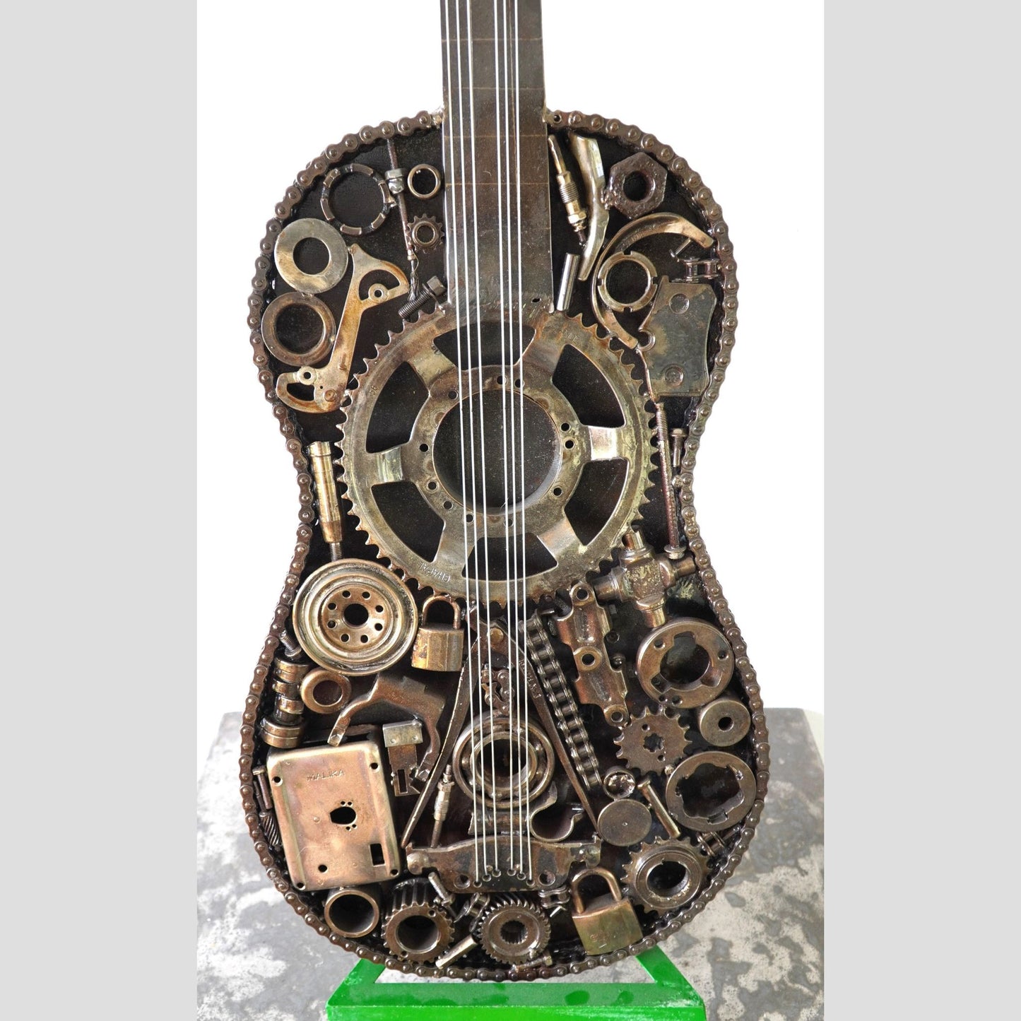 Sculpture en metal, guitare en metal, guitare en métal, guitare métallique, guitare déco, guitare mur deco, guitare mur, guitare decorative, guitare décoration murale, guitare décoration, decoration guitare, guitare pour metal, guitare métal, guitar metal, guitare electrique metal, deco guitare murale, deco guitare.
