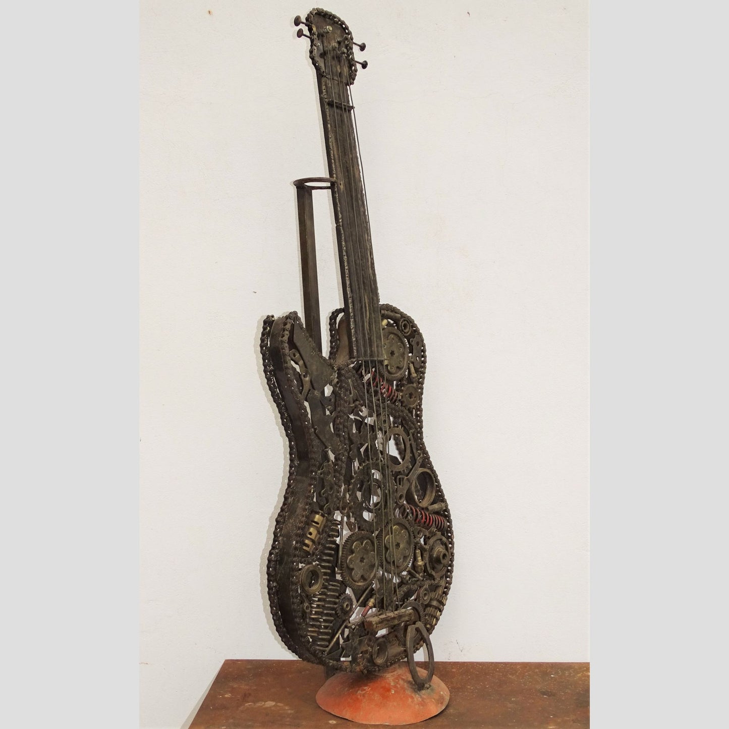 Sculpture en metal, guitare en metal, guitare en métal, guitare métallique, guitare déco, guitare mur deco, guitare mur, guitare decorative, guitare décoration murale, guitare décoration, decoration guitare, guitare pour metal, guitare métal, guitar metal, guitare electrique metal, deco guitare murale, deco guitare.